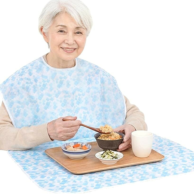 バリエーションコード : 2br9nnn0x6商品コード2bruftt0x8商品名介護用エプロン お食事用エプロン 服も床も汚さない テーブルに掛けられる ワイドサイズ 高齢者 大人 シニア 介助 洗える 洗濯可 防水 かわいい 食べこぼしブランドLibexyカラースクエア（ブルー）サイズ等長さ108cmx幅74cm「服も床も汚さない安心のワイド設計」 横幅・丈ともにゆったり設計のお食事用エプロンです。男性の方でもしっかりカバーでき、衣類を食べこぼしから守ります。介護者もご本人も安心してお食事できます。「テーブルに掛けられる設計」 介護用エプロンの先端をテーブルに掛けられるので、食べこぼしをしっかりキャッチ。膝元から床まで汚れにくく、後片付けも簡単です。「お手入れ簡単、介助をもっとラクに」 水分や汚れを弾き、サッと拭くだけで汚れが取れます。洗濯機OKで乾きも早く、毎日清潔に使えます。第三者試験機関により、はっ水効果が実証されています。「簡単着脱、やさしい設計」 首元は面ファスナー仕様。角を丸く加工し、お肌への当たりをやさしくしました。使い捨ての介護用エプロンよりも経済的で、介助する方の負担も軽減します。介護施設や病院で便利な名前記入欄付きで、取り違え防止にも役立ちます。「お食事用エプロン仕様」 ＊サイズ：長さ　108cmx幅74cm ＊素材：ポリエステル100％ ＊MADE IN CHINA※ 他ネットショップでも併売しているため、ご注文後に在庫切れとなる場合があります。予めご了承ください。※ 品薄または希少等の理由により、参考価格よりも高い価格で販売されている場合があります。ご注文の際には必ず販売価格をご確認ください。※ 沖縄県、離島または一部地域の場合、別途送料の負担をお願いする場合があります。予めご了承ください。※ お使いのモニタにより写真の色が実際の商品の色と異なる場合や、イメージに差異が生じることがあります。予めご了承ください。※ 商品の詳細（カラー・数量・サイズ 等）については、ページ内の商品説明をご確認のうえ、ご注文ください。※ モバイル版・スマホ版ページでは、お使いの端末によっては一部の情報が表示されないことがあります。すべての記載情報をご確認するには、PC版ページをご覧ください。