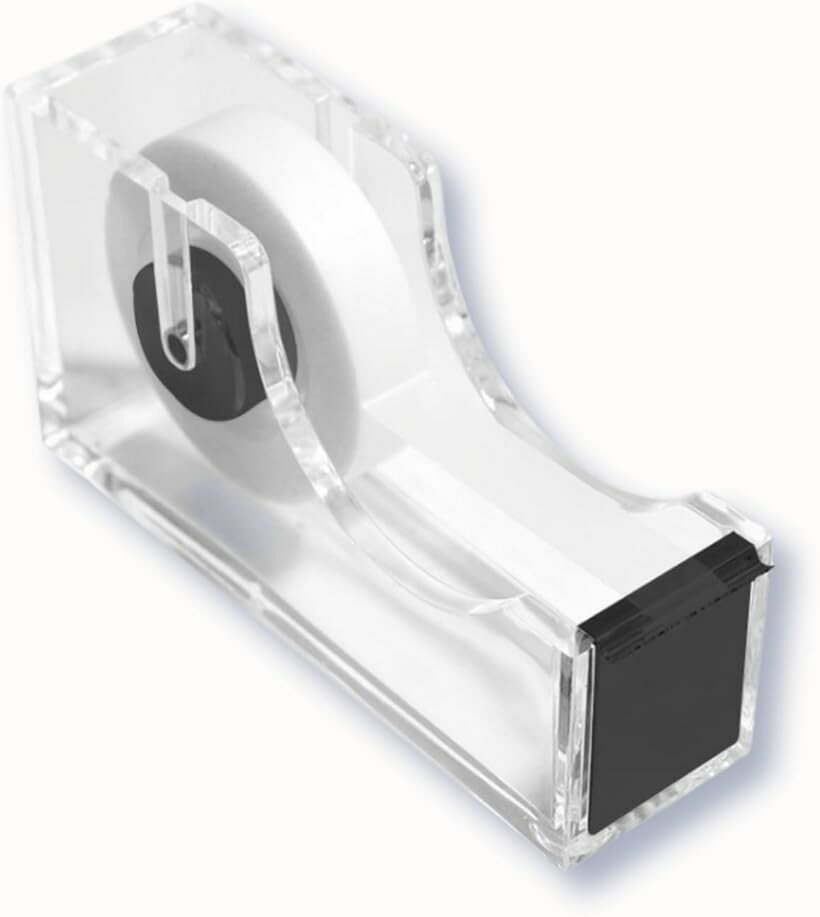 バリエーションコード : 2brrd4klo0商品コード2brrdifcgk商品名セロテープカッター台 ミニ テープカッター 小巻 アクリル 透明 テープホルダー 卓上 丈夫ブランドレタヤカラーブラック「クリスタルのような透明感」高品質なアクリル素材を採用し、まるでガラスのような澄み切った透明度と美しい光沢を実現しました 。光を透過してデスクを明るく彩るアクリルは、ゴールド、シルバー、ブラックの各パーツと相まって、デスクトップをモダンで高級感のある空間へと昇華させます 。「重厚な5mm厚のプレート構造」厚さ5mmの贅沢なアクリル板を使用しており、薄型製品にはない重厚感と高い耐久性を備えています 。本体重量は約200gで設計されており、さらに底面の滑り止めパッドがついています 。「小巻テープ専用のスマート設計」幅約12cmのコンパクトなサイズ感で、市販のミニサイズ（小巻用）テープに特化した設計です 。場所を取らないスリムなフォルムは、限られたワークスペースにも無理なく設置可能です 。鉄製のカッター刃により、粘着テープを軽い力で鮮やかに切り分けることができます 。「インテリアに溶け込む3バリ展開」華やかなゴールド、誠実な印象のシルバー、そして落ち着いた雰囲気のブラックから、お部屋のテイストに合わせてお選びいただけます 。アクリル特有の清涼感ある外観は、オフィスや受付、ご家庭の書斎など、あらゆるシーンで洗練された印象を与え、ギフトセットとしての価値も高めます 。「黄変しにくく美しさが持続」時間の経過とともに色が変化しにくい厳選されたアクリル素材を使用しているため、長期にわたってその輝きを維持します 。汚れが気になった際もサッと拭くだけで元のクリアな美しさへ戻り、お手入れも非常に容易です 。実用的な文房具でありながら、デスクを彩るアクセサリーとしても長くご愛用いただけます。※ 他ネットショップでも併売しているため、ご注文後に在庫切れとなる場合があります。予めご了承ください。※ 品薄または希少等の理由により、参考価格よりも高い価格で販売されている場合があります。ご注文の際には必ず販売価格をご確認ください。※ 沖縄県、離島または一部地域の場合、別途送料の負担をお願いする場合があります。予めご了承ください。※ お使いのモニタにより写真の色が実際の商品の色と異なる場合や、イメージに差異が生じることがあります。予めご了承ください。※ 商品の詳細（カラー・数量・サイズ 等）については、ページ内の商品説明をご確認のうえ、ご注文ください。※ モバイル版・スマホ版ページでは、お使いの端末によっては一部の情報が表示されないことがあります。すべての記載情報をご確認するには、PC版ページをご覧ください。