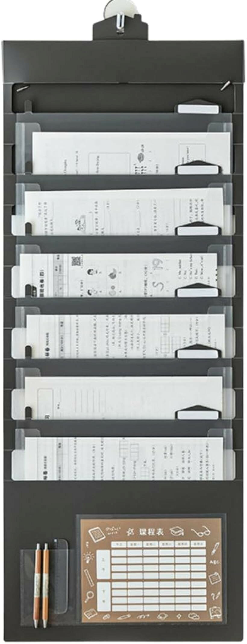 バリエーションコード : 2brk111c3f商品コード2brk1suc0p商品名ウォールポケット 壁掛け 収納 ドキュメントファイル 吊り下げ 学校 仕事 時間割 ペンホルダー 6段 A4ブランドMOODY HOUSEカラーブラックサイズ等ワンサイズ「おしゃれに書類を整理」シンプルで落ち着いたカラーのデザイン。書類をすっきり収納できるドキュメントホルダーです。「便利なペン収納ポケット付き」ペンポケット付きで、メモや書き込みが必要な時にすぐ使用できます。「学校や仕事の書類整理に」シフト管理、プリント収納、学校行事の書類整理など様々な用途に使用できます。「商品仕様」商品名：吊り下げ式ドキュメントホルダ（ペン収納付き） 素材：プラスチック サイズ：横36cm x 縦91.5cm カラー：ブラック 個数：1個※ 他ネットショップでも併売しているため、ご注文後に在庫切れとなる場合があります。予めご了承ください。※ 品薄または希少等の理由により、参考価格よりも高い価格で販売されている場合があります。ご注文の際には必ず販売価格をご確認ください。※ 沖縄県、離島または一部地域の場合、別途送料の負担をお願いする場合があります。予めご了承ください。※ お使いのモニタにより写真の色が実際の商品の色と異なる場合や、イメージに差異が生じることがあります。予めご了承ください。※ 商品の詳細（カラー・数量・サイズ 等）については、ページ内の商品説明をご確認のうえ、ご注文ください。※ モバイル版・スマホ版ページでは、お使いの端末によっては一部の情報が表示されないことがあります。すべての記載情報をご確認するには、PC版ページをご覧ください。