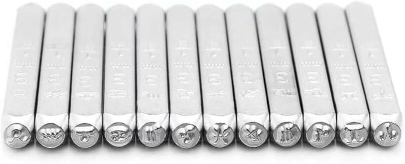 バリエーションコード : 2brksh8f2w商品コード2brkqpi4rg商品名ポンチ 12個セット 可愛い図案 アクセサリーデザイン ペンダント レザークラフト 手作りツール 手工芸ブランドlulubelleカラー星座サイズ等3mm「創造性を引き出す」lulubelleの図案刻印ポンチは、あなたのアクセサリーデザインにユニークなタッチを加えます。手作りのペンダントやレザークラフトに使用することで、作品に個性と魅力をプラスし、見る人を惹きつけるデザインを実現します。「簡単操作」この刻印ポンチは、初心者でも簡単に使える設計です。3mmの図案は、手軽にプロフェッショナルな仕上がりを提供し、手工芸の楽しさを倍増させます。使いやすさが、あなたの創作意欲をさらに高めます。「耐久性に優れた素材」高品質な硬質炭素鋼で作られたこのツールは、長期間の使用にも耐えられる頑丈さを誇ります。頻繁に使用しても劣化しにくく、安心して長くお使いいただけます。これにより、コストパフォーマンスも向上します。「多用途なデザイン」この刻印ポンチは、アクセサリーだけでなく、レザークラフトやその他の手工芸品にも幅広く対応します。多様なプロジェクトに活用できるため、あなたの創作の幅を広げ、作品のバリエーションを増やします。＊注意ください＊ ・写真の写り方により、実際の商品と異なって見える場合がございます。・サイズにつきましては若干の誤差が生じる場合がございます。・生産時期により、商品のデザインが若干異なる場合がございます。上記予めご了承の上お買い求めくださいませ※ 他ネットショップでも併売しているため、ご注文後に在庫切れとなる場合があります。予めご了承ください。※ 品薄または希少等の理由により、参考価格よりも高い価格で販売されている場合があります。ご注文の際には必ず販売価格をご確認ください。※ 沖縄県、離島または一部地域の場合、別途送料の負担をお願いする場合があります。予めご了承ください。※ お使いのモニタにより写真の色が実際の商品の色と異なる場合や、イメージに差異が生じることがあります。予めご了承ください。※ 商品の詳細（カラー・数量・サイズ 等）については、ページ内の商品説明をご確認のうえ、ご注文ください。※ モバイル版・スマホ版ページでは、お使いの端末によっては一部の情報が表示されないことがあります。すべての記載情報をご確認するには、PC版ページをご覧ください。