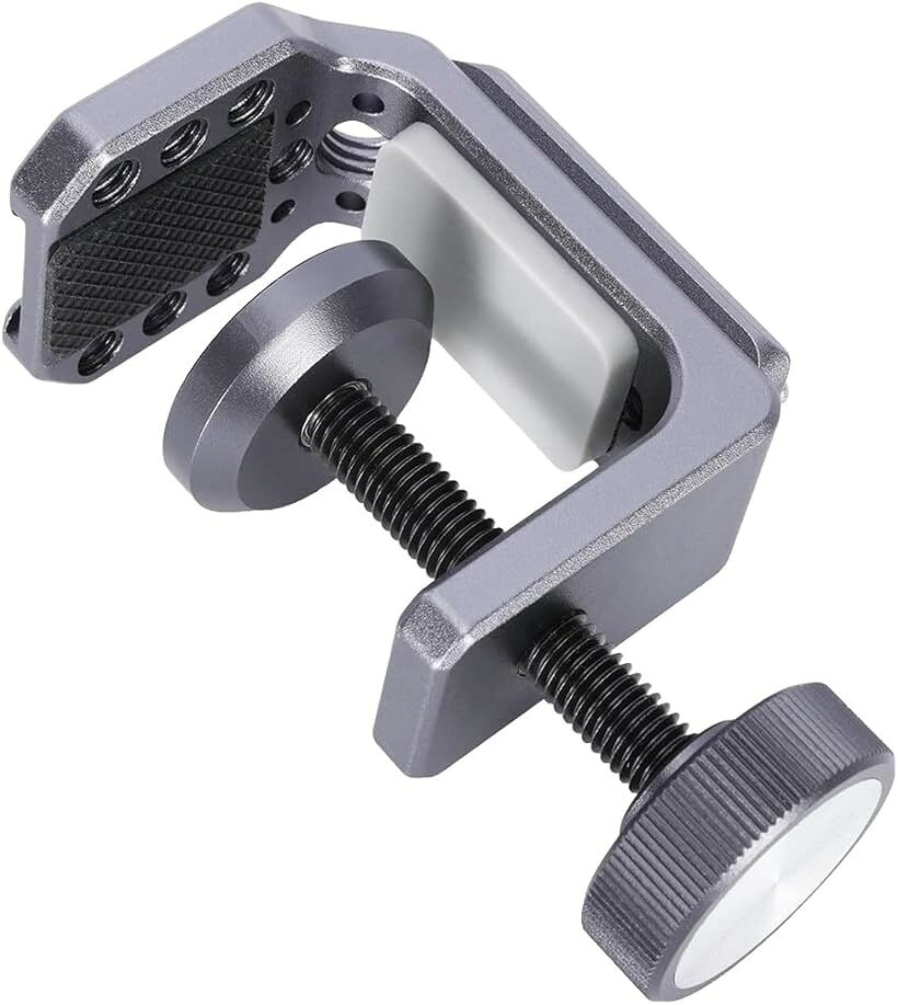 商品コード2br36nxyk8商品名C型撮影クランプ 耐荷重10kg NATOスロット付 脱落防止ピン コールドシュー 3/8と1/4ネジ穴 三脚 ジンバル デスク アーム対応 角丸パイプ兼用 ポータブル機材拡張アクセサリー-640ブランドNICEYRIGカラーブラック多機能マウントシステム: NATOスロット、コールドシュー、3/8インチおよび1/4インチネジ穴を装備し、カメラ、ライト、マイクなどの撮影機材を同時に取り付け可能高耐荷重設計: 最大10kgまでの機材をしっかりサポート。脱落防止ピン付きで安全性を確保し、重量のある撮影機材も安心して使用可能幅広い対応性: 三脚、ジンバル、デスク、アーム、角丸パイプなど様々な場所に取り付け可能なC型クランプ設計で、撮影環境に合わせて柔軟に使用できますポータブル設計: コンパクトで軽量なため持ち運びが簡単。スタジオ撮影、デスクワーク、木工作業など多目的に活用できる拡張アクセサリー安定した固定力: テーブルやモニター、パイプにしっかり固定できるコの字型クランプで、撮影中の機材のブレや落下を防止します※ 他ネットショップでも併売しているため、ご注文後に在庫切れとなる場合があります。予めご了承ください。※ 品薄または希少等の理由により、参考価格よりも高い価格で販売されている場合があります。ご注文の際には必ず販売価格をご確認ください。※ 沖縄県、離島または一部地域の場合、別途送料の負担をお願いする場合があります。予めご了承ください。※ お使いのモニタにより写真の色が実際の商品の色と異なる場合や、イメージに差異が生じることがあります。予めご了承ください。※ 商品の詳細（カラー・数量・サイズ 等）については、ページ内の商品説明をご確認のうえ、ご注文ください。※ モバイル版・スマホ版ページでは、お使いの端末によっては一部の情報が表示されないことがあります。すべての記載情報をご確認するには、PC版ページをご覧ください。