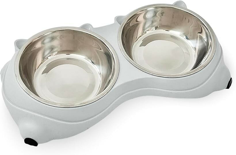 バリエーションコード : 2br3ujojwi商品コード2br3u0o368商品名フードボウル 猫 犬 食器 餌皿 水飲み皿 ダブルボウル ステンレス インナーボウル 洗える 滑り止め ペット用 エサ入れ15度傾斜で食べやすいブランドmixed twinsカラーグレーサイズ等S「毎日続けられる清潔設計」 取り外せるステンレスボウルで丸洗いOK。におい移りしにくく、サビにも強い素材です。片手でサッと持ち運べる扱いやすさだから、忙しい毎日でも無理なく清潔を保てます。「軽く扱いやすいのに、しっかり安定」 低めフォルム＋底面すべり止め付き。扱いやすい設計ながら、食事中もズレにくく安心。元気な子でも落ち着いて使えます。「首にやさしい15度設計」 自然な姿勢で食べられる15度傾斜構造。首や体への負担をやわらげ、毎日のごはん時間を快適にサポートします。「フードとお水をこれ一台で」 ダブルボウル仕様でフードとお水を分けて設置可能。食事スペースもすっきり整います。「お部屋になじむやさしいデザイン」 丸みのあるフォルムと落ち着いたカラー。リビングやケージ周りにも自然になじみます。※ 他ネットショップでも併売しているため、ご注文後に在庫切れとなる場合があります。予めご了承ください。※ 品薄または希少等の理由により、参考価格よりも高い価格で販売されている場合があります。ご注文の際には必ず販売価格をご確認ください。※ 沖縄県、離島または一部地域の場合、別途送料の負担をお願いする場合があります。予めご了承ください。※ お使いのモニタにより写真の色が実際の商品の色と異なる場合や、イメージに差異が生じることがあります。予めご了承ください。※ 商品の詳細（カラー・数量・サイズ 等）については、ページ内の商品説明をご確認のうえ、ご注文ください。※ モバイル版・スマホ版ページでは、お使いの端末によっては一部の情報が表示されないことがあります。すべての記載情報をご確認するには、PC版ページをご覧ください。