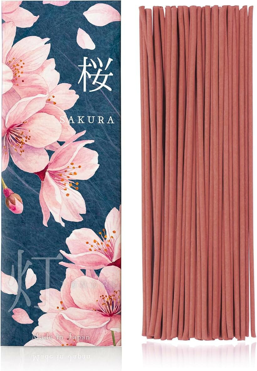 バリエーションコード : 2b916kqfjw商品コード2br3usixo9商品名静かな宵 甘さほどける桜の香りお香 桜 線香 約60本入 日本製 天然由来 淡路島産 さくら インセンス お香立てなし プレゼント 贈り物 ギフト 母の日 敬老の日長さ：約13.5cm / 燃焼時間：約30分ブランドVECTillサイズ等約13.5cm「お香の楽しみ方」お香の焚きはじめは煙とともに香りが広がります。焚きはじめの1分ほどはくゆりとともに煙の香りでお部屋や心を浄化しましょう。その後やさしい甘みが広がり、次第に花の華やぎへと移ろいます。移り変わる香りの重なりを静かな呼吸とともにゆったりとお楽しみください。「上質な香りでやすらぎの時間を」国内に限られた人数しか存在しない香りの匠「香司」によってこだわり抜かれた原料を調合してできた贅沢な香り。香りの産地である淡路島で伝統製法を用いてひとつひとつ丁寧に手作業で生産されています。「華やかさとやわらかな余韻が重なる香り」桜の花びらがそよ風に揺れるようなチェリーの軽やかな甘みとウッディグリーンの清らかさが香り立ち、やがてラズベリーやローズ、イリスが重なり可憐で上品な花の印象へ。そしてバニラとムスクが穏やかに広がりやわらかな余韻を残します。甘さはやさしく和の空間にも自然に溶け込む、凛と上品な香調です。「利用シーンはさまざま」華やかさと落ち着きをあわせ持つ桜の香りは、来客時のおもてなしや気分を明るくしたいときに。春の朝のひとときや、読書や音楽を楽しむ時間にもおすすめです。夜のリラックスタイムには、やわらかな余韻が穏やかな空間を演出します。＊お香立ては付属しておりませんので、あらかじめご準備してからご使用ください。※ 他ネットショップでも併売しているため、ご注文後に在庫切れとなる場合があります。予めご了承ください。※ 品薄または希少等の理由により、参考価格よりも高い価格で販売されている場合があります。ご注文の際には必ず販売価格をご確認ください。※ 沖縄県、離島または一部地域の場合、別途送料の負担をお願いする場合があります。予めご了承ください。※ お使いのモニタにより写真の色が実際の商品の色と異なる場合や、イメージに差異が生じることがあります。予めご了承ください。※ 商品の詳細（カラー・数量・サイズ 等）については、ページ内の商品説明をご確認のうえ、ご注文ください。※ モバイル版・スマホ版ページでは、お使いの端末によっては一部の情報が表示されないことがあります。すべての記載情報をご確認するには、PC版ページをご覧ください。花の華やぎに落ち着きを添えた、やわらかで上品な桜の伝統香。焚きはじめはチェリーやラズベリーのほのかな甘みが軽やかに広がり、次第にローズやイリスの花の気配が重なります。やがてバニラとムスクの穏やかな余韻が空間を包み込み、やさしく落ち着いた印象へと移ろいます。甘さは控えめで、華やかさの中にも静けさを感じる香り立ち。香りの産地・淡路島にて、香司の手によって丁寧に仕立てられた一本一本が、日々の時間をそっと彩ります。季節を問わず楽しめる、凛とした美しさを感じる桜の香りです。＊お香立ては付属しておりませんので、あらかじめご準備してからご使用ください。
