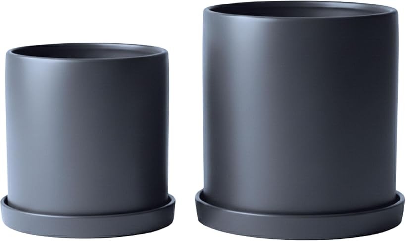 バリエーションコード : 2br006dnqs商品コード2br00hjtjl商品名空間に調和 植木鉢 陶器 マットカラー 円筒型 観葉植物 多肉対応 シンプル 北欧ブランドPIENSEカラーマットグレーサイズ等13x14空間にすっと溶け込む、マットカラー仕上げの陶器製プランター。無駄を省いた円筒型デザインは、観葉植物や多肉植物の存在感を引き立て、置くだけでインテリア全体を整った印象に導きます。室内用の鉢として、リビング・玄関・デスク周りなど幅広いシーンで活躍。植物のある暮らしを、さりげなく楽しみたい方に選ばれています。表面は光沢を抑えたマット仕上げ。陶器特有の落ち着いた質感があり、北欧風・ナチュラル・モダンなど、さまざまなテイストの空間と調和します。色味は主張しすぎず、植物の緑を引き立てる設計。シンプルながらも上品な印象で、飽きにくく長く使いやすいデザインです。底部には排水穴を備え、余分な水分が溜まりにくい構造。植物の管理がしやすく、初心者の方にも扱いやすい仕様です。受け皿が付属しているため、床や棚を汚しにくく、室内使用にも配慮されています。卓上・床置きどちらにも対応でき、植物のサイズや設置場所に合わせて使い分けが可能です。サンスベリア、モンステラ、パキラなどの観葉植物はもちろん、多肉植物やグリーンディスプレイにも対応。自宅用としてだけでなく、オフィスや店舗装飾、受付カウンターの演出にも使いやすいサイズ感です。シンプルな鉢を選ぶことで、植物そのものの魅力をより引き立てたい方におすすめです。「素材」陶器 「表面仕上げ」マットカラー 「形状」円筒型 「構造」排水穴あり／受け皿付き 「サイズ」13x14cm、15x16cm 「カラー」マットホワイト、マットブラック、マットグレー 「使用場所」室内用（卓上・床置き対応） ＊製造工程の特性上、サイズに若干の個体差が生じる場合があります。※ 他ネットショップでも併売しているため、ご注文後に在庫切れとなる場合があります。予めご了承ください。※ 品薄または希少等の理由により、参考価格よりも高い価格で販売されている場合があります。ご注文の際には必ず販売価格をご確認ください。※ 沖縄県、離島または一部地域の場合、別途送料の負担をお願いする場合があります。予めご了承ください。※ お使いのモニタにより写真の色が実際の商品の色と異なる場合や、イメージに差異が生じることがあります。予めご了承ください。※ 商品の詳細（カラー・数量・サイズ 等）については、ページ内の商品説明をご確認のうえ、ご注文ください。※ モバイル版・スマホ版ページでは、お使いの端末によっては一部の情報が表示されないことがあります。すべての記載情報をご確認するには、PC版ページをご覧ください。