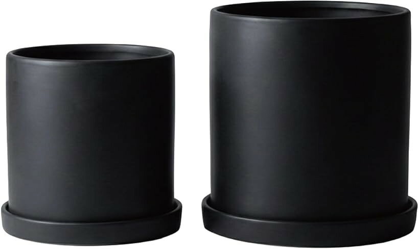 バリエーションコード : 2br006dnqs商品コード2br00oyg5u商品名空間に調和 植木鉢 陶器 マットカラー 円筒型 観葉植物 多肉対応 シンプル 北欧ブランドPIENSEカラーマットブラックサイズ等15x16空間にすっと溶け込む、マットカラー仕上げの陶器製プランター。無駄を省いた円筒型デザインは、観葉植物や多肉植物の存在感を引き立て、置くだけでインテリア全体を整った印象に導きます。室内用の鉢として、リビング・玄関・デスク周りなど幅広いシーンで活躍。植物のある暮らしを、さりげなく楽しみたい方に選ばれています。表面は光沢を抑えたマット仕上げ。陶器特有の落ち着いた質感があり、北欧風・ナチュラル・モダンなど、さまざまなテイストの空間と調和します。色味は主張しすぎず、植物の緑を引き立てる設計。シンプルながらも上品な印象で、飽きにくく長く使いやすいデザインです。底部には排水穴を備え、余分な水分が溜まりにくい構造。植物の管理がしやすく、初心者の方にも扱いやすい仕様です。受け皿が付属しているため、床や棚を汚しにくく、室内使用にも配慮されています。卓上・床置きどちらにも対応でき、植物のサイズや設置場所に合わせて使い分けが可能です。サンスベリア、モンステラ、パキラなどの観葉植物はもちろん、多肉植物やグリーンディスプレイにも対応。自宅用としてだけでなく、オフィスや店舗装飾、受付カウンターの演出にも使いやすいサイズ感です。シンプルな鉢を選ぶことで、植物そのものの魅力をより引き立てたい方におすすめです。「素材」陶器 「表面仕上げ」マットカラー 「形状」円筒型 「構造」排水穴あり／受け皿付き 「サイズ」13x14cm、15x16cm 「カラー」マットホワイト、マットブラック、マットグレー 「使用場所」室内用（卓上・床置き対応） ＊製造工程の特性上、サイズに若干の個体差が生じる場合があります。※ 他ネットショップでも併売しているため、ご注文後に在庫切れとなる場合があります。予めご了承ください。※ 品薄または希少等の理由により、参考価格よりも高い価格で販売されている場合があります。ご注文の際には必ず販売価格をご確認ください。※ 沖縄県、離島または一部地域の場合、別途送料の負担をお願いする場合があります。予めご了承ください。※ お使いのモニタにより写真の色が実際の商品の色と異なる場合や、イメージに差異が生じることがあります。予めご了承ください。※ 商品の詳細（カラー・数量・サイズ 等）については、ページ内の商品説明をご確認のうえ、ご注文ください。※ モバイル版・スマホ版ページでは、お使いの端末によっては一部の情報が表示されないことがあります。すべての記載情報をご確認するには、PC版ページをご覧ください。