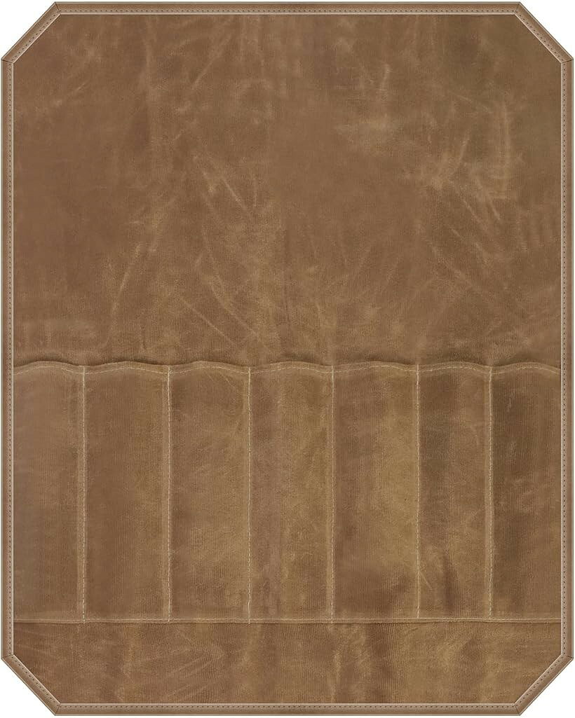 バリエーションコード : 2br0ki2ufc商品コード2br0kj9u4n商品名包丁ケース ロールタイプ 56x43cm 特大サイズ 7本収納 ワックスキャンバス 帆布 包丁バッグ 防水 撥水 耐久性 持ち運び ツールバッグ キャンプ アウトドア BBQブランドNex1neカラーカーキサイズ等56cmx43cm「極厚ワックスキャンバス生地で一生モノの耐久性を」 厚手で丈夫なワックスキャンバス（帆布）生地を採用しました。耐摩耗性に優れ、鋭い包丁の先でも突き抜けにくいタフな構造です。使い込むほどに風合いが増すヴィンテージ感のある素材は、見習いシェフからマスターシェフまで、長く成長を共にするパートナーとして最適です。「アウトドア・キャンプに最適。タフに使える多機能収納」 優れた耐候性と撥水性能を備えており、キャンプ、BBQ、ハイキング、ボート、登山などのアウトドアシーンで威力を発揮します。急な雨や水しぶきからも大切な道具を守るため、キャンプキッチンのアクセサリーとして、必要な調理器具をすべて詰め込んで持ち運べます。「プロ仕様の7ポケット。大型包丁も収まる広々設計」 プロの料理人も納得の7つの収納ポケットを完備。包丁はもちろん、スプーン、フォーク、研ぎ棒などのハンドツールを整理整頓して収納できます。独立したポケット構造により、移動中の刃の干渉を防ぎ、ツール同士の擦れや傷を徹底的に防止します。「56x43cmのワイドサイズ。調理器具をスマートに一括管理」 広げた時のサイズは56cmx43cmと大容量。一般的なケースでは収まりきらない長めの包丁や大型のキッチンツールも、このワイドな設計なら余裕を持って収まります。軽量でありながらしっかりと道具をホールドし、脱落を防ぐタイトな設計で安心です。「持ち運びを極めたポータブル・ロールアップ構造」 展開すればワイドな作業マットとして、丸めれば驚くほどコンパクトなキャリングケースに。場所を取らないロールアップ式なので、キッチン、料理教室、キャンプ場など、どこへでもスマートにプロの道具一式を持ち運ぶことができます。※ 他ネットショップでも併売しているため、ご注文後に在庫切れとなる場合があります。予めご了承ください。※ 品薄または希少等の理由により、参考価格よりも高い価格で販売されている場合があります。ご注文の際には必ず販売価格をご確認ください。※ 沖縄県、離島または一部地域の場合、別途送料の負担をお願いする場合があります。予めご了承ください。※ お使いのモニタにより写真の色が実際の商品の色と異なる場合や、イメージに差異が生じることがあります。予めご了承ください。※ 商品の詳細（カラー・数量・サイズ 等）については、ページ内の商品説明をご確認のうえ、ご注文ください。※ モバイル版・スマホ版ページでは、お使いの端末によっては一部の情報が表示されないことがあります。すべての記載情報をご確認するには、PC版ページをご覧ください。丈夫なワックスキャンバス生地を採用した、プロ仕様のロール型包丁ケースです。56x43cmの特大サイズで、長い刺身包丁から牛刀まで最大7本を余裕を持って収納可能。厚手の帆布に撥水加工を施しており、キャンプやBBQなどのアウトドアでも大切な道具を水や汚れから守ります。上部のフラップが刃の飛び出しを徹底ガードし、安全に持ち運びができる設計。使い込むほどに風合いが増すヴィンテージ感も魅力の、一生モノのツールバッグです。