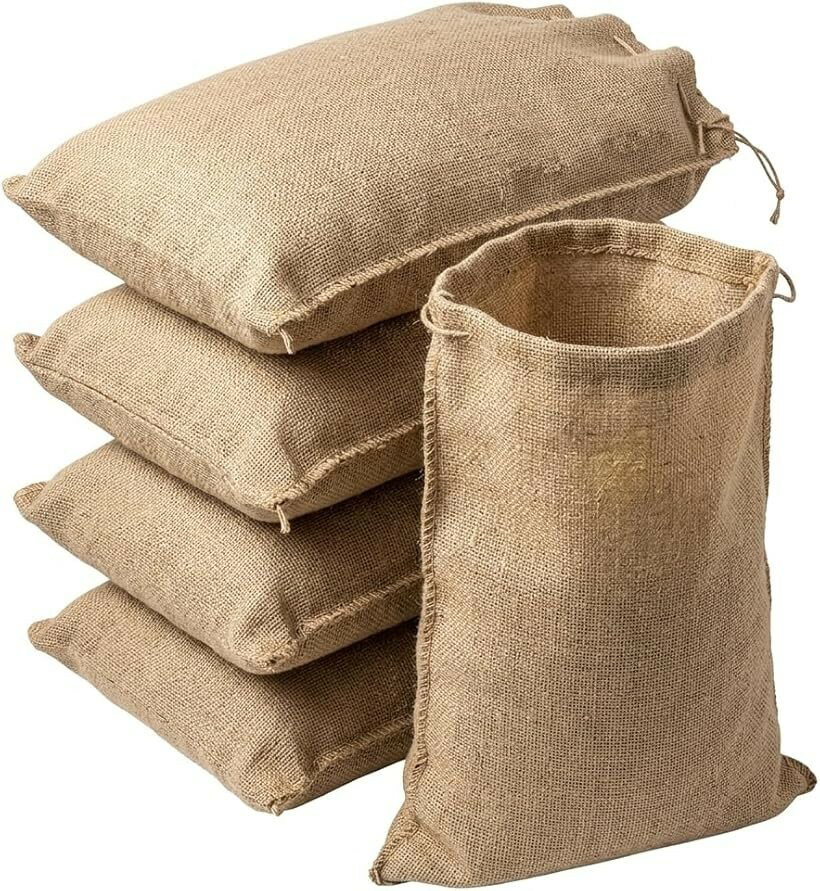 商品コード2br0u0ck1r商品名土のう袋 5枚セット 口紐付き 土嚢袋 麻袋 砂袋 厚手 ガーデニング 大きいサイズ 園芸 運搬用 大容量 2本編み 頑丈 DIYブランド3 Springサイズ等40x60cm「驚きの耐久性。厚手2本編み」 通常の麻袋より高密度な2本編み構造を採用。鋭利な石や重い土を入れても破れにくく、過酷な作業環境でも長期間耐え抜くタフな設計です。「天然ジュート100%の安心品質」 化学繊維を含まない天然麻を使用。通気性が抜群で湿気がこもりにくいため、野菜や穀物の保管用としてもプロの現場で重宝されています。「多目的に使えるサイズ」 40x60cmの使い勝手の良いサイズ。ガーデニングの土入れ、DIYの廃材回収、キャンプの薪入れ、さらに災害時の土嚢用として、幅広く活躍します。「口紐付きで作業効率アップ」 丈夫な口紐が一体化しているため、中身を入れた後の封入がスムーズ。運搬中に中身がこぼれる心配がなく、一人での作業も効率的に進められます。- サイズ・内容詳細：約40x60cm、ブラウン色、麻製、重量900g、5枚セット。※ 他ネットショップでも併売しているため、ご注文後に在庫切れとなる場合があります。予めご了承ください。※ 品薄または希少等の理由により、参考価格よりも高い価格で販売されている場合があります。ご注文の際には必ず販売価格をご確認ください。※ 沖縄県、離島または一部地域の場合、別途送料の負担をお願いする場合があります。予めご了承ください。※ お使いのモニタにより写真の色が実際の商品の色と異なる場合や、イメージに差異が生じることがあります。予めご了承ください。※ 商品の詳細（カラー・数量・サイズ 等）については、ページ内の商品説明をご確認のうえ、ご注文ください。※ モバイル版・スマホ版ページでは、お使いの端末によっては一部の情報が表示されないことがあります。すべての記載情報をご確認するには、PC版ページをご覧ください。「もう、破れや重さを心配する必要はありません。」 大切な庭造りや万一の災害時。頼りになるのは、強さを持つ麻袋です。本製品は、一般的な麻袋よりも太い糸を使用した「2本編み構造」を採用。重い砂利や石を入れても突き破りにくく、運搬時のストレスを解消します。天然麻100%の優れた通気性により、ジャガイモなどの野菜保存にも最適。使い終われば土に還るエコ素材で、地球にも自分にも優しい暮らしをサポートします。