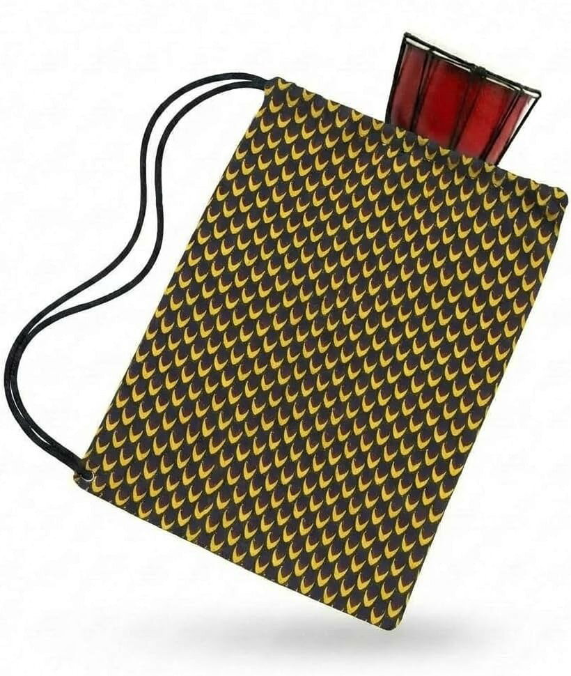 バリエーションコード : 2brwy0xgg3商品コード2brwygotf6商品名ジャンベバッグ アフリカ布 巾着型 軽量 肩掛け フェス おしゃれ 民族柄 6インチまで対応 楽器ケースブランドKINOKINOカラーD「黒いケースばかりで、フェスが楽しくない.」音楽フェスや野外ライブに持っていくジャンベケース。機能重視の黒いケースばかりで、気分が上がらないと感じていませんか. 本商品なら、その悩みを解決できます。色あざやかなアフリカ布の巾着型バッグ。アフリカンプリントの民族柄が特徴です。レゲエフェス、野外イベント、ビーチパーティーで注目の的に。楽器ケースを超えた、ファッションアイテムとして楽しめます。「色あざやかなアフリカンプリント」黒い無機質なケースとは違う個性的なデザイン。エスニック・ボヘミアンスタイルにぴったり。「軽量で持ち運びやすい 」アフリカ布製巾着型で超軽量。肩への負担を軽減「多用途に使える」ジャンベ収納、小物入れ、ヨガマット、インテリアにも「商品仕様」サイズ:縦約50cmx横約45cm / 対応:直径14cm・高さ30cmまでのジャンベ(約6インチまで) / 素材:コットン製アフリカ布 / タイプ:ワンショルダー・肩掛け / デザイン:コットン製アフリカンプリント民族柄 「ご注意」ジャンベは付属しません。ジャンベバッグのみです。アフリカ布の特性上、柄の配置に個体差があります。色あざやかなアフリカ布で、ジャンベライフをもっと楽しく。※ 他ネットショップでも併売しているため、ご注文後に在庫切れとなる場合があります。予めご了承ください。※ 品薄または希少等の理由により、参考価格よりも高い価格で販売されている場合があります。ご注文の際には必ず販売価格をご確認ください。※ 沖縄県、離島または一部地域の場合、別途送料の負担をお願いする場合があります。予めご了承ください。※ お使いのモニタにより写真の色が実際の商品の色と異なる場合や、イメージに差異が生じることがあります。予めご了承ください。※ 商品の詳細（カラー・数量・サイズ 等）については、ページ内の商品説明をご確認のうえ、ご注文ください。※ モバイル版・スマホ版ページでは、お使いの端末によっては一部の情報が表示されないことがあります。すべての記載情報をご確認するには、PC版ページをご覧ください。