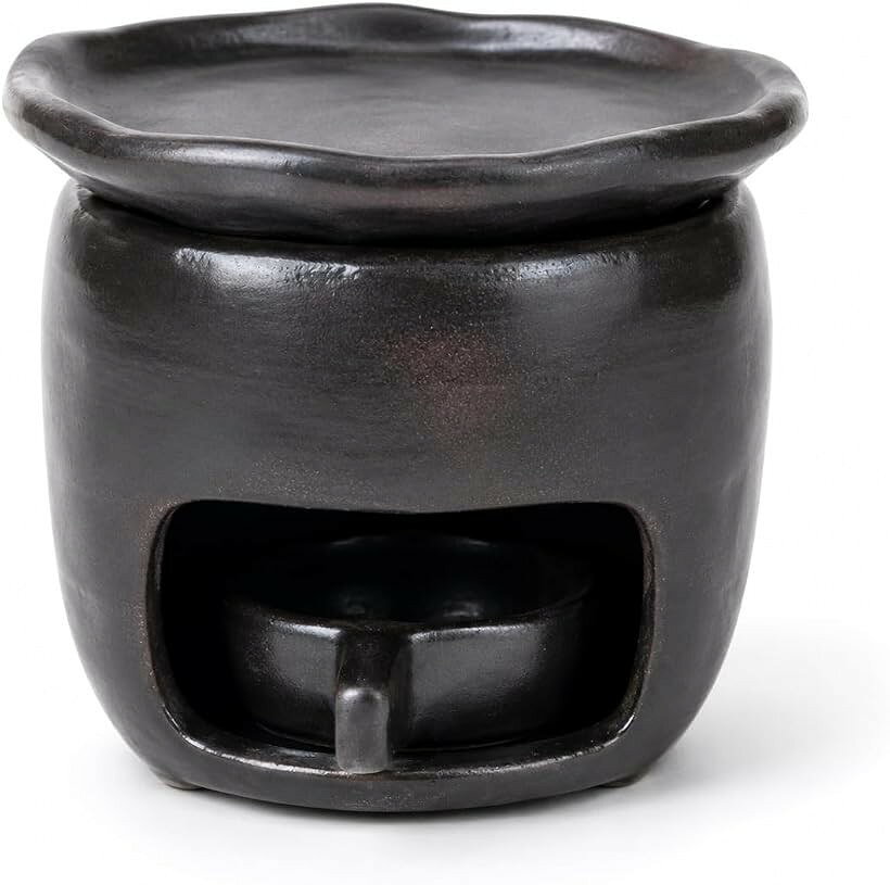 バリエーションコード : 2bkhctlin0商品コード2bkhc9j803商品名茶香炉 おしゃれ 陶器 アロマポット キャンドル式 茶葉用 香炉 お茶の香り 和モダン インテリア リラックス 和室 洋室ブランドHYmishカラーブラックサイズ等ワンサイズ「お茶本来のやさしい香りを楽しむ茶香炉」ほうじ茶や緑茶などの茶葉をキャンドルであたため、香ばしく自然なお茶の香りを楽しめる茶香炉です。アロマオイルや芳香剤のような強い香りが苦手な方にも、日常のくつろぎ時間に取り入れやすいアイテムです。「キャンドルの灯りで癒しの空間を演出」茶葉のほのかな香りに加え、ティーライトキャンドルのやわらかな灯りが空間をやさしく演出します。夜のリビング、寝室、玄関などで、落ち着いた雰囲気づくりを楽しめます。「陶器の質感が映える和モダンデザイン」やわらかな色合いの陶器製茶香炉は、和室にも洋室にもなじみやすい落ち着いたデザイン。シンプルながら存在感があり、使わない時もインテリアとして自然に置いておけます。「はじめてでも使いやすいシンプル構造」上皿に茶葉をのせ、下からティーライトキャンドルであたためるだけ。難しい操作がなく、茶香炉を初めて使う方でも手軽に楽しめます。ほうじ茶、緑茶、紅茶など、お好みの茶葉で香りの違いを楽しめます。「ご使用前にご確認ください」茶葉の種類や量、使用環境により香り方は異なります。使用中・使用直後は本体や皿が熱くなりますので、耐熱性のある敷物の上で使用し、火の取り扱いには十分ご注意ください。＊茶葉・ティーライトキャンドルは付属しません。※ 他ネットショップでも併売しているため、ご注文後に在庫切れとなる場合があります。予めご了承ください。※ 品薄または希少等の理由により、参考価格よりも高い価格で販売されている場合があります。ご注文の際には必ず販売価格をご確認ください。※ 沖縄県、離島または一部地域の場合、別途送料の負担をお願いする場合があります。予めご了承ください。※ お使いのモニタにより写真の色が実際の商品の色と異なる場合や、イメージに差異が生じることがあります。予めご了承ください。※ 商品の詳細（カラー・数量・サイズ 等）については、ページ内の商品説明をご確認のうえ、ご注文ください。※ モバイル版・スマホ版ページでは、お使いの端末によっては一部の情報が表示されないことがあります。すべての記載情報をご確認するには、PC版ページをご覧ください。＊茶葉・ティーライトキャンドルは付属しません。＊使用中・使用直後は本体や皿が熱くなります。＊耐熱性のある敷物の上で使用し、使用中はそばを離れないでください。