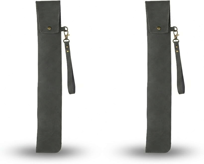 バリエーションコード : 2brvon6n2o商品コード2brvo3yo3n商品名ドラムスティックケース マイバチ ケース ハンドル付き コンパクト バッグ 収納 持ち運び ボタン式ブランドS.T.S.Gカラーワインレッドドラムスティックケースとして使いやすい設計で、大切なマイバチをすっきり収納できるコンパクトバッグです。ハンドル付きで持ち運びしやすく、練習やライブ会場への移動もスマート。ボタン式で出し入れも簡単に行えます。ケース内部にドラムスティックやバチをまとめて収納でき、レッスンやスタジオ練習、発表会など幅広いシーンで活躍します。バッグに入れてもかさばりにくいサイズ感で、移動時の負担を抑えながらしっかり保護します。スリムなフォルムながら十分な収納力があり、スティックを安定して収められる構造です。開閉はボタン式を採用し、必要なときに素早く取り出せます。ハンドル付きのため手に掛けやすく、日常使いにもなじみます。ドラム用だけでなく、マイバチや細長い小物の収納ケースとしても活用可能です。コンパクトながら存在感のあるデザインで、バッグとして単体持ちもできます。自宅保管から持ち運びまで幅広く対応します。ブラック、グレー、ブラウン、ワインレッド、ピンクのカラー展開に加え、2個セットも用意。用途やスタイルに合わせて選べます。シンプルな形状で男女問わず使いやすく、複数本の収納にも便利なケースです。※ 他ネットショップでも併売しているため、ご注文後に在庫切れとなる場合があります。予めご了承ください。※ 品薄または希少等の理由により、参考価格よりも高い価格で販売されている場合があります。ご注文の際には必ず販売価格をご確認ください。※ 沖縄県、離島または一部地域の場合、別途送料の負担をお願いする場合があります。予めご了承ください。※ お使いのモニタにより写真の色が実際の商品の色と異なる場合や、イメージに差異が生じることがあります。予めご了承ください。※ 商品の詳細（カラー・数量・サイズ 等）については、ページ内の商品説明をご確認のうえ、ご注文ください。※ モバイル版・スマホ版ページでは、お使いの端末によっては一部の情報が表示されないことがあります。すべての記載情報をご確認するには、PC版ページをご覧ください。