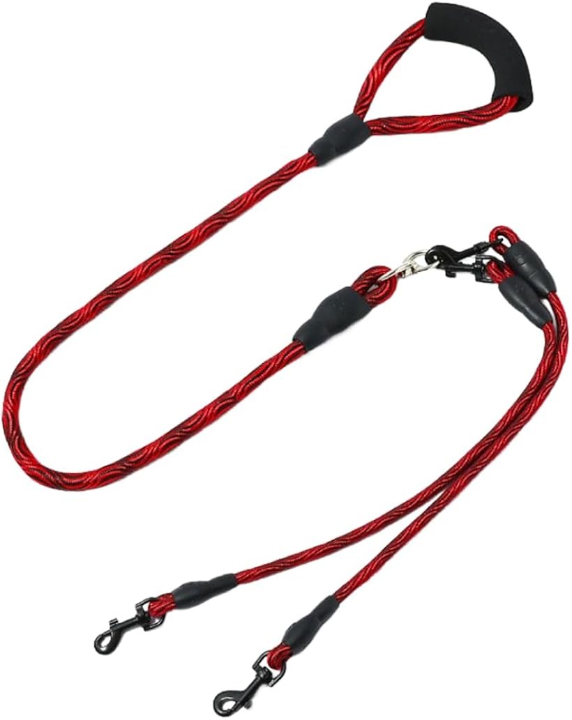 バリエーションコード : 2bupqwtyyd商品コード2brvtw19l6商品名多頭飼い 犬 ダブルリード 2頭引きリード 小型犬 中型犬 散歩ブランドmoire importsカラーダークレッド「もう絡まない。360度回転ジョイント」 2匹のワンちゃんが自由に交差して動いてもリードが絡みにくい「回転カン」を採用。毎日の散歩の「紐が絡まってほどくイライラ」から飼い主さんを解放する、多頭飼い専用のダブルリードです。「1匹用にもなる便利な2WAY・フレキシブル設計」 金具のフックを取り外して付け替えるだけで、2頭引きリードから「1匹用のシングルリード」に早変わり。「今日は1匹ずつ別々に散歩に行きたい」という日でも、これ1本で対応できる便利な仕様です。「小型犬・中型犬に最適な太さと耐久性」 2匹同時の元気な引っ張りにもしっかり耐えられる、丈夫で太いロープ素材を採用。毎日のハードなお散歩やしつけ・訓練用としても安心して長く使える、高耐久なドッグリードです。「遠くからでも目立つ。安全で鮮やかな高発色カラー」 パッと目を引く派手なカラー（グリーンやピンクなど）を採用。夕暮れ時や少し暗い道でも自転車や車からの視認性が高く、大切な愛犬を事故の危険から守る安全設計です。「2匹同時のコントロールが驚くほどラクに。」 軽量で持ちやすく、飼い主さんの手への負担を軽減する構造です。バラバラに動く2匹を1つの持ち手でしっかりコントロールできるため、休日のお出かけやドッグランへの移動がもっと快適で楽しくなります。※ 他ネットショップでも併売しているため、ご注文後に在庫切れとなる場合があります。予めご了承ください。※ 品薄または希少等の理由により、参考価格よりも高い価格で販売されている場合があります。ご注文の際には必ず販売価格をご確認ください。※ 沖縄県、離島または一部地域の場合、別途送料の負担をお願いする場合があります。予めご了承ください。※ お使いのモニタにより写真の色が実際の商品の色と異なる場合や、イメージに差異が生じることがあります。予めご了承ください。※ 商品の詳細（カラー・数量・サイズ 等）については、ページ内の商品説明をご確認のうえ、ご注文ください。※ モバイル版・スマホ版ページでは、お使いの端末によっては一部の情報が表示されないことがあります。すべての記載情報をご確認するには、PC版ページをご覧ください。「毎日の「絡まるストレス」から解放。快適な多頭飼いリード」2匹のワンちゃんが自由に交差して動いてもリードが絡みにくい「360度回転ジョイント」を採用。毎日の散歩の「紐が絡まってほどくイライラ」を解消する、多頭飼い専用のダブルリードです。＊ 1匹用にもなる便利な2WAY設計金具のフックを取り外して付け替えるだけで、2頭引きリードから「1匹用のシングルリード」に早変わり。「今日は1匹ずつ別々に散歩に行きたい」という日でも、これ1本で対応可能です。＊ 小型犬・中型犬に最適な耐久性2匹同時の元気な引っ張りにもしっかり耐えられる、丈夫で太いロープ素材を採用。ハードなお散歩やしつけ・訓練用としても長く使える高耐久なドッグリードです。＊ 遠くからでも目立つ安全カラー夕暮れ時や暗い道でも自転車や車からの視認性が高い、鮮やかな高発色カラー（グリーンやピンクなど）を採用。大切な愛犬を危険から守る安全設計で、休日のお出かけをもっと楽しく、快適にサポートします。