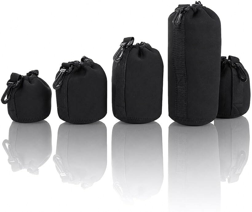商品コード2brcc8rgfo商品名アウプル カメラ レンズケース レンズポーチ 5個セット 防水 耐衝撃 保護カバー 厚手ブランドAupuruカラーブラックサイズ等5個（S・Mx2・L・XL）「サイズ」S:高さ10cmx幅8cm / M:高さ14cmx幅10cm / L:高さ18cmx幅10cm / XL:高さ22cmx幅10cm 「材質」ネオプレン（厚さ4mm） 「色」ブラック 「セット内容」5個（S・Mx2・L・XL）カメラレンズ用の保護ケース5個セットです。S・M・L・XLの4サイズに、よく使うMサイズをもう1個加えた実用的な構成。一眼レフ・ミラーレス一眼の主要メーカーのレンズに幅広く対応します。ウエットスーツにも使われるネオプレン素材を採用。厚さ4mmの厚手クッションで純正ポーチより衝撃吸収に優れ、突然の雨や衝撃からレンズをしっかり守ります。5サイズ揃っているので、標準ズームから望遠レンズまで最適なケースを選べます。最小のSサイズはバッテリーやSDカードなどの小物入れにも活用でき、普通のバッグに入れるだけでカメラバッグ代わりになります。撮影旅行・アウトドア撮影でのレンズ持ち運び、防湿庫内のレンズ整理・保管に。キャンプ用のLEDランタンや懐中電灯など筒状小物の保護ケースとしても活用できます。※ 他ネットショップでも併売しているため、ご注文後に在庫切れとなる場合があります。予めご了承ください。※ 品薄または希少等の理由により、参考価格よりも高い価格で販売されている場合があります。ご注文の際には必ず販売価格をご確認ください。※ 沖縄県、離島または一部地域の場合、別途送料の負担をお願いする場合があります。予めご了承ください。※ お使いのモニタにより写真の色が実際の商品の色と異なる場合や、イメージに差異が生じることがあります。予めご了承ください。※ 商品の詳細（カラー・数量・サイズ 等）については、ページ内の商品説明をご確認のうえ、ご注文ください。※ モバイル版・スマホ版ページでは、お使いの端末によっては一部の情報が表示されないことがあります。すべての記載情報をご確認するには、PC版ページをご覧ください。