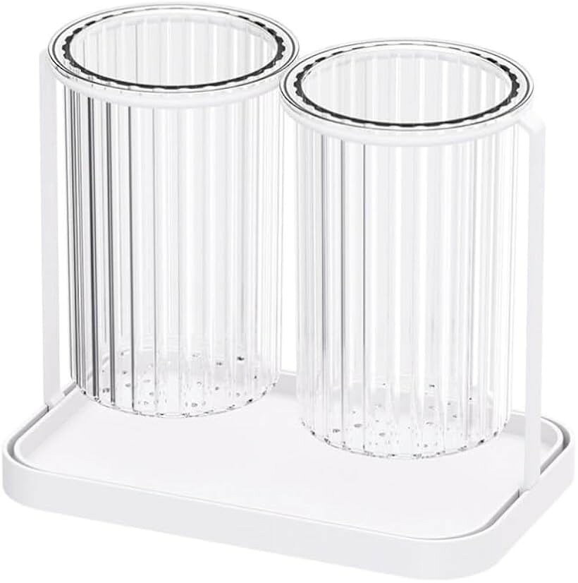バリエーションコード : 2brclio64g商品コード2brcpgw81r商品名箸立て 水切り カトラリースタンド キッチンツール収納 おしゃれブランドYourKitカラープラスチック製サイズ等ダブル「清潔設計」底面に複数の排水口を備え、水切れが良く乾きやすいため、いつでも衛生的な状態を保てます。「大容量収納」お箸やスプーン、フォークはもちろん、おたまやしゃもじまでまとめて収納できる大容量設計です。「見やすく便利」収納したキッチンツールがひと目で確認できるため、調理や食事の準備がよりスムーズになります。「軽量で扱いやすい」収納筒とトレーには軽量なPET素材を採用し、毎日のお手入れや持ち運びも簡単です。「滑り止め付き」底面にはシリコン滑り止めステッカー付きで、濡れたキッチンでもズレにくく安心して使えます。「幅広いシーンで活躍」家庭用だけでなく、喫茶店やレストラン、ホテルなど幅広い場所で使いやすいデザインです。「丈夫な素材構造」鉄フレームを採用したしっかりとした作りで、長く安定して使えるキッチン収納アイテムです。「サイズ」16.5x10.3、16.2x19.2※ 他ネットショップでも併売しているため、ご注文後に在庫切れとなる場合があります。予めご了承ください。※ 品薄または希少等の理由により、参考価格よりも高い価格で販売されている場合があります。ご注文の際には必ず販売価格をご確認ください。※ 沖縄県、離島または一部地域の場合、別途送料の負担をお願いする場合があります。予めご了承ください。※ お使いのモニタにより写真の色が実際の商品の色と異なる場合や、イメージに差異が生じることがあります。予めご了承ください。※ 商品の詳細（カラー・数量・サイズ 等）については、ページ内の商品説明をご確認のうえ、ご注文ください。※ モバイル版・スマホ版ページでは、お使いの端末によっては一部の情報が表示されないことがあります。すべての記載情報をご確認するには、PC版ページをご覧ください。