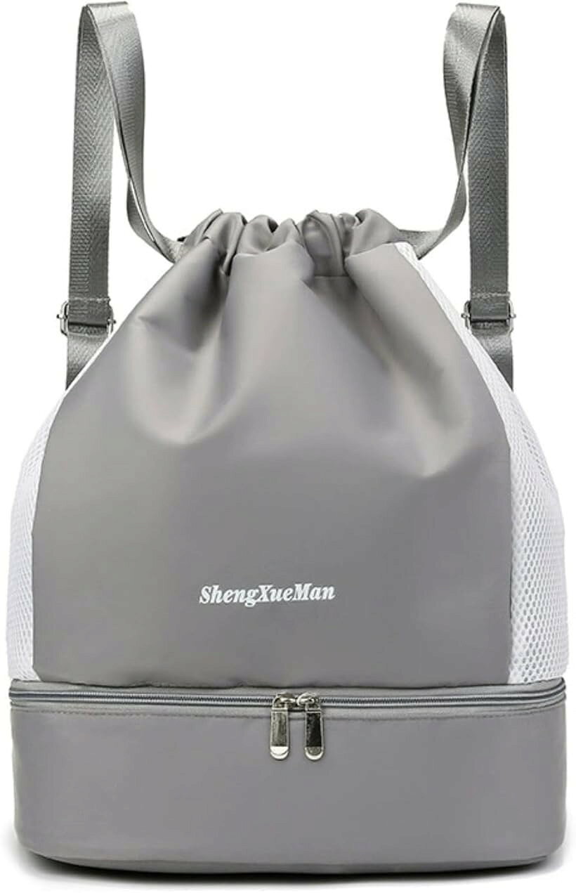 バリエーションコード : 2brgln0hjd商品コード2brgnyouux商品名ナップサック スポーツバッグ 軽量 防水 巾着リュック 大容量 シューズ収納 ジムバッグ トレーニング 部活 男女兼用ブランドQuikabooカラーグレーサイズ等大型軽量かつ大容量で、出し入れがしやすい ジムバッグ。ゆったりとした大容量サイズで荷物をたっぷり収納でき、スポーツやアウトドア、ジム通いなどに最適です。独立した靴専用収納スペースがあり、靴と他の荷物を分けて収納できます。乾湿分離袋と小物ポケットがあり、濡れたアイテムを乾いたアイテムと分けて収納できるため、常に清潔を保てます。「撥水加工＆耐久性抜群」オックスフォードクロス素材を使用しており、汚れに強い、耐摩耗性に優れて、傷がつきにくい。雨の日も使用可能。「便利な引き締め計」・紐を引くだけで開け閉めができ、忙しい時でもスマートに荷物を取り出せます。「サイズ」(約)：42cmx35cmx19cm 重量：0.42kg　カラー：ブラック、グレー、ピンク、緑※ 他ネットショップでも併売しているため、ご注文後に在庫切れとなる場合があります。予めご了承ください。※ 品薄または希少等の理由により、参考価格よりも高い価格で販売されている場合があります。ご注文の際には必ず販売価格をご確認ください。※ 沖縄県、離島または一部地域の場合、別途送料の負担をお願いする場合があります。予めご了承ください。※ お使いのモニタにより写真の色が実際の商品の色と異なる場合や、イメージに差異が生じることがあります。予めご了承ください。※ 商品の詳細（カラー・数量・サイズ 等）については、ページ内の商品説明をご確認のうえ、ご注文ください。※ モバイル版・スマホ版ページでは、お使いの端末によっては一部の情報が表示されないことがあります。すべての記載情報をご確認するには、PC版ページをご覧ください。