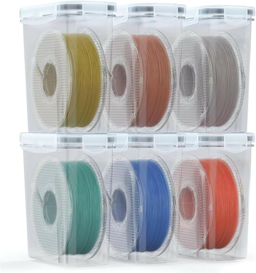 バリエーションコード : 2brpdu9f0f商品コード2brpdktn3u商品名フィラメント 収納ボックス 5個セット 3Dプリンター 保管 容器 防湿 防塵 密閉 1kgスプール対応ブランドMaatsuカラー6個セットシリコン密閉リングと厚みのある蓋構造で内部を防湿・防塵に保ち、PLA・ABS・PETG・TPU・PAなど1kgスプールのフィラメントを湿気による吸湿劣化から長期間守ります。フタを上から挟んで引き上げるワンアクション開閉で、乾燥剤を底部に補充しフィラメントをセットする2ステップ操作が完了。繰り返し使えるリユーザブル設計で経済的です。素材ごとに分類して整理でき、透明ボディで蓋を開けなくても中のフィラメントの色を一目で確認でき、色選びの手間が省けます。1個4.0L容量（約24x11x25cm）で標準1kgスプールにほぼ対応。縦置き積み重ね可能なコンパクト設計で、デスク・棚・引き出しへのすっきり収納が可能。フィラメントを常に最適な保管状態に保ち、印刷品質の低下や詰まりトラブルを防ぎます。※ 他ネットショップでも併売しているため、ご注文後に在庫切れとなる場合があります。予めご了承ください。※ 品薄または希少等の理由により、参考価格よりも高い価格で販売されている場合があります。ご注文の際には必ず販売価格をご確認ください。※ 沖縄県、離島または一部地域の場合、別途送料の負担をお願いする場合があります。予めご了承ください。※ お使いのモニタにより写真の色が実際の商品の色と異なる場合や、イメージに差異が生じることがあります。予めご了承ください。※ 商品の詳細（カラー・数量・サイズ 等）については、ページ内の商品説明をご確認のうえ、ご注文ください。※ モバイル版・スマホ版ページでは、お使いの端末によっては一部の情報が表示されないことがあります。すべての記載情報をご確認するには、PC版ページをご覧ください。