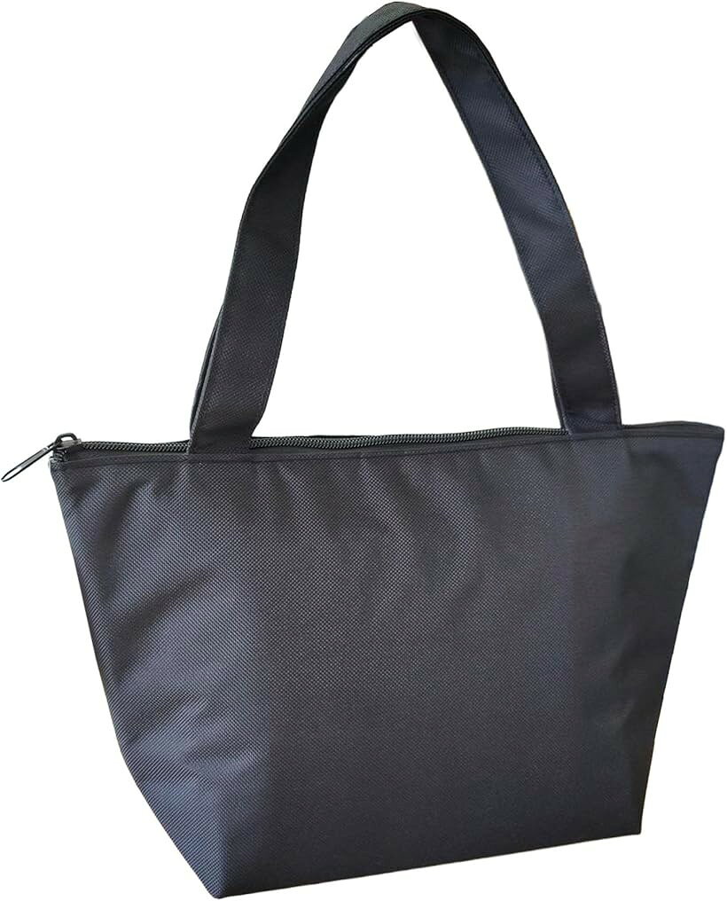 商品コード2brplpy31o商品名舟形ランチバッグ 保冷 保温 バッグ 洗濯可 シンプル メンズ レディース かわいい おしゃれ コンパクトブランドARASAWAカラーブラック「シンプルで使いやすい舟形ランチバッグ」 毎日のランチやちょっとしたお出かけにちょうどいい、舟形デザインのトート型ランチバッグ。シンプルで無駄のないデザインだから、年齢・性別問わず幅広くお使いいただけます。＊ 商品の特長 ＊ 使いやすい舟形フォルム 底マチがしっかりある舟形設計で、お弁当箱やボトルも安定して収納。見た目以上の収納力があります。＊ 開閉しやすいファスナー仕様 中身が見えず、しっかり閉じられるファスナー付き。通勤・通学時も安心して持ち運べます。＊ シンプルデザイン 無地の落ち着いたデザインで、ランチバッグだけでなくサブバッグとしても活躍。＊ こんなシーンにおすすめ お弁当バッグとして 通勤・通学のサブバッグ ちょっとしたお買い物 ピクニックやレジャー＊ ワンポイント コンパクトながらしっかり入る、毎日使いたくなるちょうどいいサイズ感。1つあると便利な万能バッグです。「素材」ポリエステル/アルミ蒸着「サイズ」本体：31x19x11cm※ 他ネットショップでも併売しているため、ご注文後に在庫切れとなる場合があります。予めご了承ください。※ 品薄または希少等の理由により、参考価格よりも高い価格で販売されている場合があります。ご注文の際には必ず販売価格をご確認ください。※ 沖縄県、離島または一部地域の場合、別途送料の負担をお願いする場合があります。予めご了承ください。※ お使いのモニタにより写真の色が実際の商品の色と異なる場合や、イメージに差異が生じることがあります。予めご了承ください。※ 商品の詳細（カラー・数量・サイズ 等）については、ページ内の商品説明をご確認のうえ、ご注文ください。※ モバイル版・スマホ版ページでは、お使いの端末によっては一部の情報が表示されないことがあります。すべての記載情報をご確認するには、PC版ページをご覧ください。