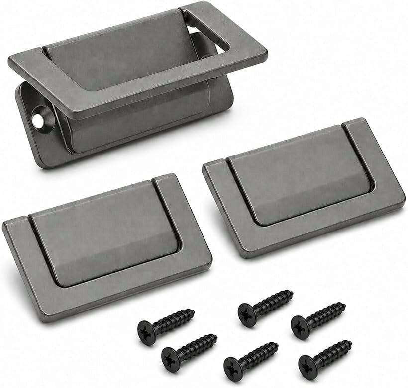 バリエーションコード : 2brnogc2xh商品コード2brno1o8p4商品名取っ手 引き出し 3個セット つまみ 取り付け簡単 金具 戸棚 ハンドル 薄型 アクセサリー DIY 家具ブランドS.T.S.Gカラーグレーサイズ等64mm引き出し取っ手として使える3個セットのハンドル。戸棚や家具の印象を手軽に変えられるアクセサリー。シンプルなデザインで空間に自然になじみ、DIYでのカスタマイズを気軽に楽しめます。家具のつまみとしてキッチン収納やチェスト、クローゼットの扉に取り付けるだけで操作性が向上。薄型設計なので出っ張りが少なく、手をかけやすい形状で日常の開閉がスムーズになります。付属のネジで取り付け簡単な構造になっており、特別な工具を用意しなくても設置しやすい点が特徴。金具部分はしっかりとした作りで、引き出しの開閉時にも安定した使い心地を実現します。DIYや家具のリメイクにも適しており、古い引き出しや戸棚の雰囲気を手軽に変えられます。アクセントとしても活躍し、シンプルなデザインながら空間の印象を引き締める役割を持ちます。ブラックやゴールド、ホワイト、グレーなど複数カラーと64mm、96mmのサイズ展開で選びやすい仕様。用途や家具に合わせて使い分けができ、統一感のあるインテリアづくりにも取り入れやすい取っ手です。※ 他ネットショップでも併売しているため、ご注文後に在庫切れとなる場合があります。予めご了承ください。※ 品薄または希少等の理由により、参考価格よりも高い価格で販売されている場合があります。ご注文の際には必ず販売価格をご確認ください。※ 沖縄県、離島または一部地域の場合、別途送料の負担をお願いする場合があります。予めご了承ください。※ お使いのモニタにより写真の色が実際の商品の色と異なる場合や、イメージに差異が生じることがあります。予めご了承ください。※ 商品の詳細（カラー・数量・サイズ 等）については、ページ内の商品説明をご確認のうえ、ご注文ください。※ モバイル版・スマホ版ページでは、お使いの端末によっては一部の情報が表示されないことがあります。すべての記載情報をご確認するには、PC版ページをご覧ください。