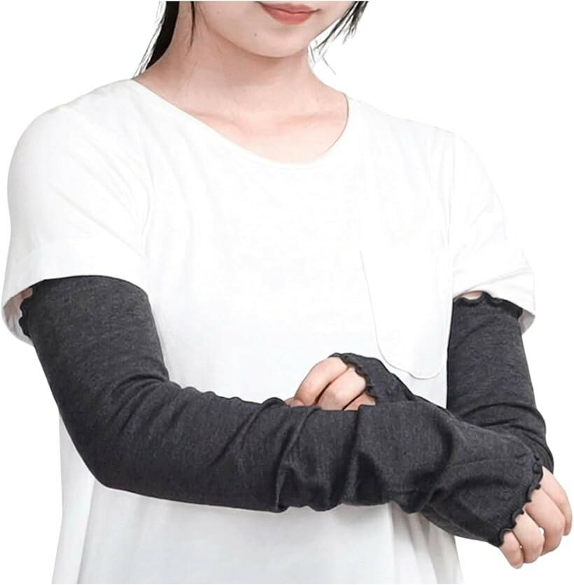 バリエーションコード : 2brni38flj商品コード2bkhy8j53l商品名エンプティオ シルク混 洗える 腕カバー アームスリーブ 作業用 ゴルフ ガーデニング 日焼け防止 冷感 ずれない 涼しい 可愛い 家事 オシャレ 登山 タトゥー隠し 薄手 運転ブランドemptioカラーシルク混メロウニットブラック（60cm）サイズ等60触れた瞬間、心までほどけちゃうシルクが紡ぐ柔らかアームカバー一度知ったら戻れない、素肌が喜ぶシルクの光沢、ニットのぬくもりが腕を包み込むシルク混の贅沢な質感はだしのような解放感を腕にもあったら良いな、さらに吸い付く心地よさの一枚が登場しました夏は涼しく、混合素材の力でしかもニットだから叶う、重ね着してもゴワつかない、ゆったりシルエットくしゅっとさせてのこなれ感伸ばせば、機能性とおしゃれを両立する大人のアームカバー梅雨の朝の冷え込みからオフィスでの冷房対策まで、いつもバッグに優しい相棒をニット編みならではの伸縮性で、長時間着用しても跡がつきにくく、優しく腕を包み込む一着シルク混のお手入れは手洗いで、中性洗剤での洗濯OK強い日差しを優しい素材で遮る、日焼け止めを塗りたくない腕にニット仕様のUVガード＊お手入れ方法ですが、手洗いのみ、中性洗剤使用お願いします。（シルク混素材の為）＊「サイズ」商品共通サイズ　幅約10cm　「素材」セルロース（再生繊維）65％ ナイロン30％ シルク5％※ 他ネットショップでも併売しているため、ご注文後に在庫切れとなる場合があります。予めご了承ください。※ 品薄または希少等の理由により、参考価格よりも高い価格で販売されている場合があります。ご注文の際には必ず販売価格をご確認ください。※ 沖縄県、離島または一部地域の場合、別途送料の負担をお願いする場合があります。予めご了承ください。※ お使いのモニタにより写真の色が実際の商品の色と異なる場合や、イメージに差異が生じることがあります。予めご了承ください。※ 商品の詳細（カラー・数量・サイズ 等）については、ページ内の商品説明をご確認のうえ、ご注文ください。※ モバイル版・スマホ版ページでは、お使いの端末によっては一部の情報が表示されないことがあります。すべての記載情報をご確認するには、PC版ページをご覧ください。