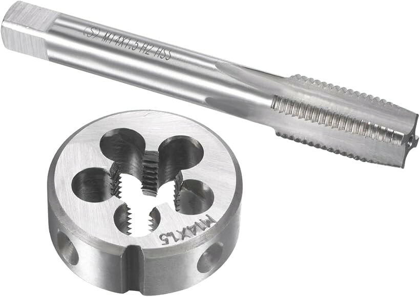 商品コード2brg9yo9nx商品名M14 x 1.5 タップ ダイス セット ネジ切り HSS 高速度鋼 細目 ボルト ナット 修理 修正 整備 メンテナンスブランドアチスメル「アチスメル限定セット」 DIYや自動車・バイクの整備で多用されるM14x1.5サイズを、タップとダイスの便利な2点セットに。バラ売りを探す手間を省き、即作業に取り掛かれます。「プロ品質のHSS素材」 一般的な合金鋼よりも硬く、熱に強いHSS（高速度鋼）を採用。アルミ、真鍮、鉄などの金属に対して、長期間鋭い切れ味を維持します。「ねじ山の再生・修正に」 錆びて固着したボルトや、潰れてしまったネジ山の「さらえ（修正）」に最適。高価なパーツを買い替える前に、このセットでリペアが可能です。「スムーズな切り込み」 精密研磨された4フルート設計のタップと、強度の高い円形ダイス。バリを抑えた綺麗な仕上がりで、プロの現場からガレージ作業まで幅広く対応します。「実利派の選択」「ブランド品ほど高価でなくていい、でもしっかり使える道具が欲しい」という方に最適なコストパフォーマンスです。※ 他ネットショップでも併売しているため、ご注文後に在庫切れとなる場合があります。予めご了承ください。※ 品薄または希少等の理由により、参考価格よりも高い価格で販売されている場合があります。ご注文の際には必ず販売価格をご確認ください。※ 沖縄県、離島または一部地域の場合、別途送料の負担をお願いする場合があります。予めご了承ください。※ お使いのモニタにより写真の色が実際の商品の色と異なる場合や、イメージに差異が生じることがあります。予めご了承ください。※ 商品の詳細（カラー・数量・サイズ 等）については、ページ内の商品説明をご確認のうえ、ご注文ください。※ モバイル版・スマホ版ページでは、お使いの端末によっては一部の情報が表示されないことがあります。すべての記載情報をご確認するには、PC版ページをご覧ください。「壊れたねじ山、あきらめる前に。DIY・整備の強い味方」 バイクのボルトが錆びて入らない、DIYで自作パーツにねじを切りたい。そんな時に役立つのが、このアチスメル M14x1.5 タップ・ダイスセットです。＊ 妥協のない素材選び 安価な炭素鋼（合金工具鋼）ではなく、より硬く熱に強いHSS（高速度鋼）を使用。プロ仕様に近い切れ味を保ちつつ、個人ユーザーでも手に取りやすい価格を実現しました。錆落としから新品へのねじ切りまで、この1セットで幅広くこなせます。＊ 実用性重視の設計 タップは食いつきが良い4フルート設計。ダイスもしっかりとした厚みがあり、安定したねじ切りが可能です。精密なねじ加工が必要なガレージ作業や、潰れたねじの再生リペアに、自信を持っておすすめします。＊ 商品仕様 ブランド: アチスメル サイズ: M14 x 1.5 材質: HSS（高速度鋼） 内容: タップ x1、円形ダイス x1 用途: 金属へのねじ立て、潰れたねじ山の修正、錆落としなど