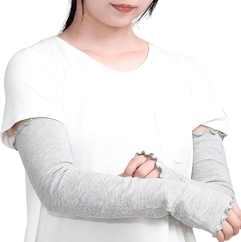バリエーションコード : 2brni38flj商品コード2bkhyj9y2q商品名エンプティオ シルク混 洗える 腕カバー アームスリーブ 作業用 ゴルフ ガーデニング 日焼け防止 冷感 ずれない 涼しい 可愛い 家事 オシャレ 登山 タトゥー隠し 薄手 運転ブランドemptioカラーシルク混メロウニットグレー（60cm）サイズ等60触れた瞬間、心までほどけちゃうシルクが紡ぐ柔らかアームカバー一度知ったら戻れない、素肌が喜ぶシルクの光沢、ニットのぬくもりが腕を包み込むシルク混の贅沢な質感はだしのような解放感を腕にもあったら良いな、さらに吸い付く心地よさの一枚が登場しました夏は涼しく、混合素材の力でしかもニットだから叶う、重ね着してもゴワつかない、ゆったりシルエットくしゅっとさせてのこなれ感伸ばせば、機能性とおしゃれを両立する大人のアームカバー梅雨の朝の冷え込みからオフィスでの冷房対策まで、いつもバッグに優しい相棒をニット編みならではの伸縮性で、長時間着用しても跡がつきにくく、優しく腕を包み込む一着シルク混のお手入れは手洗いで、中性洗剤での洗濯OK強い日差しを優しい素材で遮る、日焼け止めを塗りたくない腕にニット仕様のUVガード＊お手入れ方法ですが、手洗いのみ、中性洗剤使用お願いします。（シルク混素材の為）＊「サイズ」商品共通サイズ　幅約10cm　「素材」セルロース（再生繊維）65％ ナイロン30％ シルク5％※ 他ネットショップでも併売しているため、ご注文後に在庫切れとなる場合があります。予めご了承ください。※ 品薄または希少等の理由により、参考価格よりも高い価格で販売されている場合があります。ご注文の際には必ず販売価格をご確認ください。※ 沖縄県、離島または一部地域の場合、別途送料の負担をお願いする場合があります。予めご了承ください。※ お使いのモニタにより写真の色が実際の商品の色と異なる場合や、イメージに差異が生じることがあります。予めご了承ください。※ 商品の詳細（カラー・数量・サイズ 等）については、ページ内の商品説明をご確認のうえ、ご注文ください。※ モバイル版・スマホ版ページでは、お使いの端末によっては一部の情報が表示されないことがあります。すべての記載情報をご確認するには、PC版ページをご覧ください。