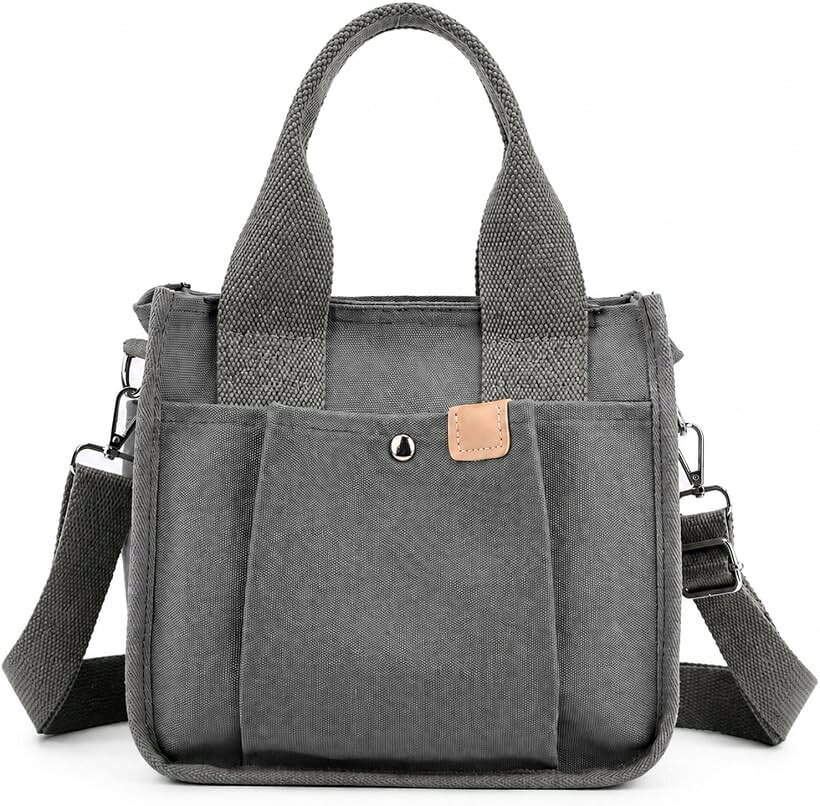 バリエーションコード : 2bk5n8t9jk商品コード2bk5nih4oc商品名外側ポケット付き ラウンドバッグ ゴルフ 小物整理 トートバッグ ミニトート メンズ レディース 軽量 ラウンド専用バッグ コンパクト収納ブランドChicerカラーライトグレー「ラウンドに最適」ゴルフラウンド時に必要な小物をまとめて持ち運びやすい専用設計バッグ。スコアカードやティー、ボールなどの迷子をサポートします。「外側ポケット付き」すぐ取り出したいアイテムを外側ポケットに分けて収納できる設計で、プレー中の取り出しをスムーズにサポートします。「コンパクト軽量設計」かさばりにくいコンパクトサイズで、カートバッグのサイドにも収まりやすく、ラウンド中の持ち運びに配慮した軽量設計です。「男女兼用デザイン」メンズ・レディース問わず使いやすいシンプルなデザインで、幅広いゴルファーのラウンドスタイルに合わせやすい仕様です。「サイズ・ご注意」詳細サイズは商品画像をご確認ください。色味はモニター環境により実物と若干異なる場合がございます。※ 他ネットショップでも併売しているため、ご注文後に在庫切れとなる場合があります。予めご了承ください。※ 品薄または希少等の理由により、参考価格よりも高い価格で販売されている場合があります。ご注文の際には必ず販売価格をご確認ください。※ 沖縄県、離島または一部地域の場合、別途送料の負担をお願いする場合があります。予めご了承ください。※ お使いのモニタにより写真の色が実際の商品の色と異なる場合や、イメージに差異が生じることがあります。予めご了承ください。※ 商品の詳細（カラー・数量・サイズ 等）については、ページ内の商品説明をご確認のうえ、ご注文ください。※ モバイル版・スマホ版ページでは、お使いの端末によっては一部の情報が表示されないことがあります。すべての記載情報をご確認するには、PC版ページをご覧ください。