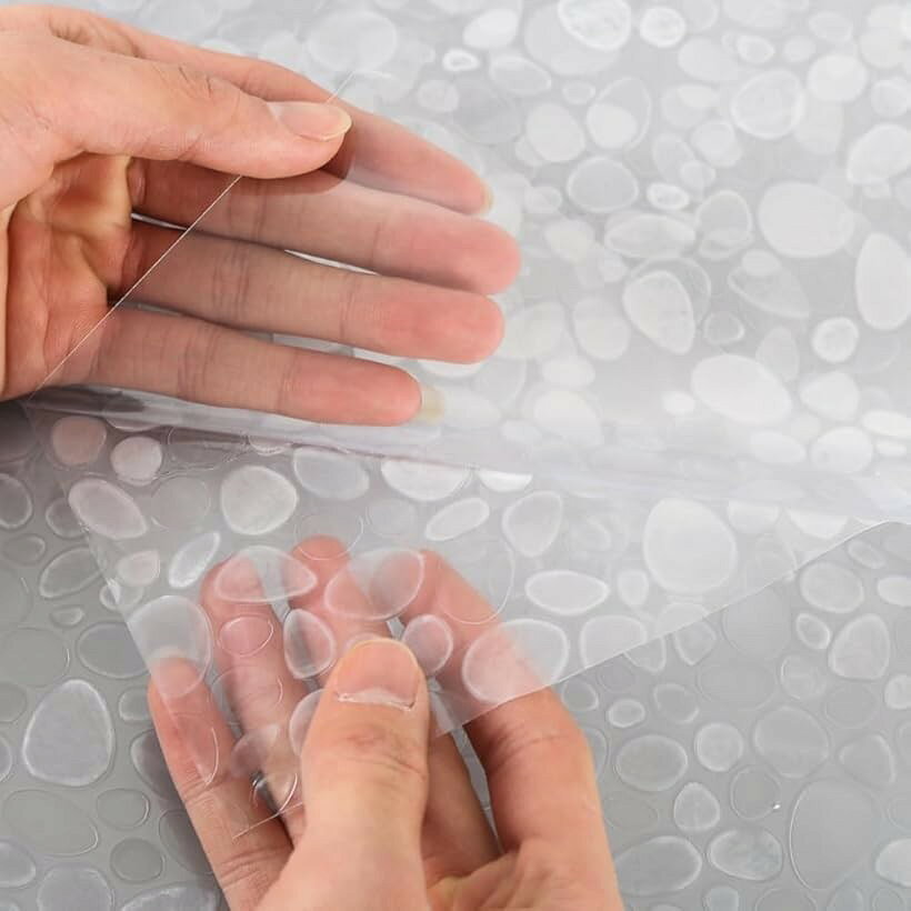 バリエーションコード : 2bjlwu05gp商品コード2bjlos9iuj商品名窓用フィルム 目隠しシート 窓ガラスフィルム プライバシー保護 窓飾りフィルム 結露減軽 ガラス飛散防止シート 断熱フィルム UVカット 貼り直し可能ブランドJuangfiaカラーELSサイズ等60cmx10m接着剤不要：本ガラスフィルムは何の接着剤も不要、貼るのは簡単です。保護フィルムをはがしてから水を使用して貼れば大丈夫です。静電気吸着：PVC素材での静電膜は柔らかく、滑らかな吸着面があり、大気圧を十分に利用して静電気吸着の多重効果と相まって、よりしっかりと吸着できます。台風、地震などの時、ガラスが割れても破片が飛び散らない。割れたガラス破片による二次災害と思わぬ怪我を防ぐことができます。また普段は不注意でガラス表面の擦り傷も防止できます。繰り返し利用：はがせるタイプで、繰り返し利用頂けます。貼るのが失敗しても貼り直す可能です。はがしても粘着剤が残らないので、賃貸OK、引越ししても再利用できます。プライバシー保護・日除け：窓用ガラスシールは一部の強烈な日光をよく遮り、紫外線を遮断し、日焼け止めと断熱ができ、太陽光で家具が老化するのを防ぐことができます。半透明の状態は、のぞきを防ぎ、プライバシーを守る上に、部屋を暗くすることもなく、採光に影響しません。適用範囲：平滑で平らなガラスに適しています。すりガラス、曲面ガラス、凹凸のあり、平らでないガラスには使えません。＊キッチン、レストラン、オフィス、ドア、窓などのすべすべしたガラスに使うのがおすすめです。※ 他ネットショップでも併売しているため、ご注文後に在庫切れとなる場合があります。予めご了承ください。※ 品薄または希少等の理由により、参考価格よりも高い価格で販売されている場合があります。ご注文の際には必ず販売価格をご確認ください。※ 沖縄県、離島または一部地域の場合、別途送料の負担をお願いする場合があります。予めご了承ください。※ お使いのモニタにより写真の色が実際の商品の色と異なる場合や、イメージに差異が生じることがあります。予めご了承ください。※ 商品の詳細（カラー・数量・サイズ 等）については、ページ内の商品説明をご確認のうえ、ご注文ください。※ モバイル版・スマホ版ページでは、お使いの端末によっては一部の情報が表示されないことがあります。すべての記載情報をご確認するには、PC版ページをご覧ください。商品名：窓用フィルム素材：PVC（ポリ塩化ビニル）カラー：透明/半透明サイズ：40cmx5m/40cmx10m；60cmx5m/60cmx10m厚さ：約0.24mm（裏紙を含む）タイプ：のり不要水で貼る窓用フィルム虹の効果：実物は透明のフィルムですが、ライトや日差しが通す時は虹色になったりします。（MSK-X；MSK-D；ZS；ELS；YJX；LP；QCS；FW）適用範囲：平滑で平らなガラスに適しています。適用範囲外：すりガラス、曲面ガラス、凹凸のあり、平らでないガラスには使えません。キッチン、レストラン、オフィス、ドア、窓などのすべすべしたガラスに使うのがおすすめです。