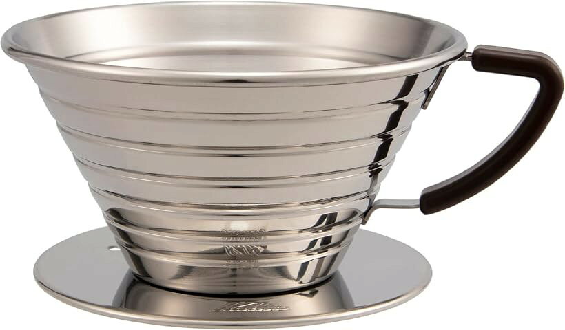 バリエーションコード : 2b9rrux98r商品コード2b44fc03gy商品名ステンレス製 でお湯が冷めにくい コーヒー ドリッパー ウェーブシリーズ 2～4人用 185S 日本製 ドリップ 器具 二人用 四人用 2杯用 4杯用 喫茶店 カフェブランドカリタ(Kalita)カラーシルバーサイズ(約):幅11.5x奥行13.8x高さ6.6xcm本体重量(約):120g素材・材質:本体/ステンレス、取っ手/フェノール樹脂、取っ手枠/真鍮生産国:日本使用フィルター:ウェーブフィルター185 (2～4人用)専用※ 他ネットショップでも併売しているため、ご注文後に在庫切れとなる場合があります。予めご了承ください。※ 品薄または希少等の理由により、参考価格よりも高い価格で販売されている場合があります。ご注文の際には必ず販売価格をご確認ください。※ 沖縄県、離島または一部地域の場合、別途送料の負担をお願いする場合があります。予めご了承ください。※ お使いのモニタにより写真の色が実際の商品の色と異なる場合や、イメージに差異が生じることがあります。予めご了承ください。※ 商品の詳細（カラー・数量・サイズ 等）については、ページ内の商品説明をご確認のうえ、ご注文ください。※ モバイル版・スマホ版ページでは、お使いの端末によっては一部の情報が表示されないことがあります。すべての記載情報をご確認するには、PC版ページをご覧ください。