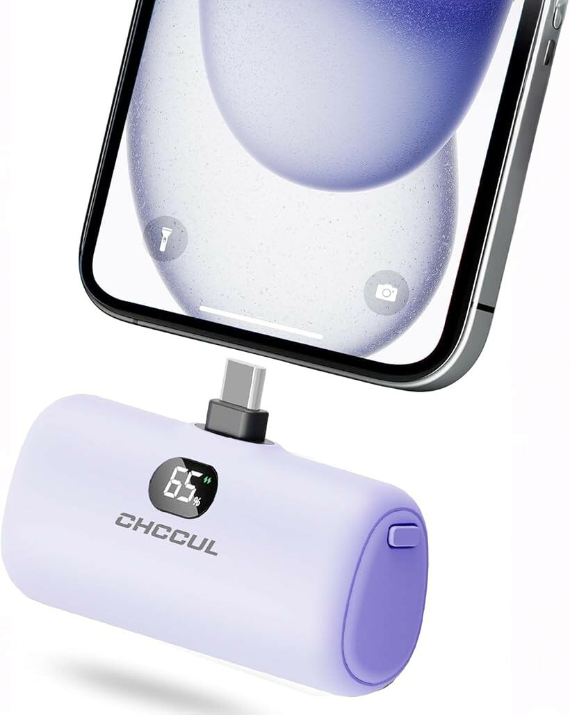 バリエーションコード : 2buttyh0cx商品コード2b9nisk0wv商品名モバイルバッテリー 軽量 小型 5000mAh タイプc端子一体型20W PD急速充電/LCD残量表示/ライト付きコードレス コンパクト type c コネクター内蔵 パススルー充電対応 機内持ち込み PSE認証済ブランドCHCCULカラーPurple「軽量小型＆5000mAh大容量」重さはわずか98g（卵2個分の重さが鞄の負担をゼロに）、サイズ7.9x2.3x2.1cmでリップ型で片手に収まります。バッグのポケットやスマホショルダーなどにしまって持ち運べます。小型なのに5000mAhの容量あります。満充電の場合で、iPhone 15は最大1回、AirPodsPro2に約9回で充電できます。前日に充電をうっかり忘れてしまっていたときや出先で充電が切れそうなとき、こんなモバイルバッテリーを持っていると安心です「PD 20W急速充電＆パススルー機能」通常の充電器(2A)の2倍の速さで充電して、20W急速充電によりアイフォン15であれば30分間で約50%まで充電が可能です。短時間の外出や海外旅行時に最適です。また、cタイプポートの入力も18Wなので、2時間ぐらいでモバイルバッテリーを満充電できます。また、パススルー充電機能を搭載しておりますので、モバイル・バッテリーの本体を充電しながら、スマホも同時に充電できます「ケーブルなし＆LCD残量表示」 スマホケースを付けたまま（最大4mm厚対応）直接差し込み可能なコードレス設計。従来のモバイル バッテリーで発生する「ケーブル絡まり」「接続不良による充電遅延」を解消。通勤ラッシュ時でも片手でポケットから取り出し＞直差し充電開始が可能。そのほかに、最新のLCDディスプレイを採用し、いつでも電量を一目瞭然で確認できます。いつ充電が切れるかわからないという心配から開放されます「懐中電灯付き」白色光/暖色光/強光/SOS点滅の4つのモードを切替可能なLEDライトを搭載。暗闇での自撮りや緊急時に助けを求めるに便利です。緊急時には、SOS 点滅モードをすると、遭難時に救助を求める遭難信号を明確に発信できます、アウトドアや防災用としても重宝します (注意: 長押しするとライトが点灯し、もう一度押すとモードが切り替わり、もう一度長押しするとライトが消灯します。)「PSE認証済み＆多機能保護＆多機種対応」日本PSE認証を取得しており、過電流保護、過電力保護、過電圧保護、過充電保護、短絡保護、回路保護など様々なインテリジェント保護機能を備えており、長期間にお使いいただけます。旅行の際には機内持ち込み手荷物としてお持ち込みいただけますので、安心して使用できます。さらに、搭載したのType-C端子で、iPhone16-15シリーズ、Galaxy S23 シリーズ、GooglePixel 8 シリーズ、Xiaomiなどのアンドロイドスマホにも充電対応できます。親友・家族とシェアするようになりました.※ 他ネットショップでも併売しているため、ご注文後に在庫切れとなる場合があります。予めご了承ください。※ 品薄または希少等の理由により、参考価格よりも高い価格で販売されている場合があります。ご注文の際には必ず販売価格をご確認ください。※ 沖縄県、離島または一部地域の場合、別途送料の負担をお願いする場合があります。予めご了承ください。※ お使いのモニタにより写真の色が実際の商品の色と異なる場合や、イメージに差異が生じることがあります。予めご了承ください。※ 商品の詳細（カラー・数量・サイズ 等）については、ページ内の商品説明をご確認のうえ、ご注文ください。※ モバイル版・スマホ版ページでは、お使いの端末によっては一部の情報が表示されないことがあります。すべての記載情報をご確認するには、PC版ページをご覧ください。＊PSマーク取得済み製品＊製品型番：YC602届出事業者名：株式会社イケジ商事PSマークの種類：PSE「日常からアウトドアまでを支えるスタイリッシュな充電ソリューション」 ポケットにすっと収まるコンパクト設計でありながら、5，000mAh容量を実現。スマートフォンケースを装着したまま直挿し可能なリップ型端子は、混雑した電車内でも片手でサッと取り出せ、直差しに充電開始できる利便性を追求しました。表面に施された特殊な滑り止め加工が手元の操作を安定させ、繊細な液晶ディスプレイがリアルタイムの電力残量を視覚的に伝達。深夜の帰宅路では4モードLEDライトが歩道を照らし、SOS信号発信機能が緊急時の安心材料に。「時間制約を打破するスマート充電システム」 18W高速入力対応で昼休み中のフル充電が可能な省効率設計。ビジネスパーソンに嬉しいパススルー充電技術では、自身の充電とデバイスへの給電を並行処理。会議前の30分間でスマートフォンの電力を50%回復させるパワーは、急な外出先での電池切れリスクを軽減。多層保護回路が過熱やショートを予防し、航空機内持ち込み規格をクリアした信頼性は、海外出張時の必須アイテムとして重宝されます。「ヒューマンセンタードなデザイン哲学」従来品の課題だった「コード管理の煩雑さ」「表面のべたつき」を解消するため、防汚コートと直差し設計を採用。カジュアルからビジネスシーンまで違和感なく溶け込むマット質感は、高級感あるツールとしての存在感を放ちます。Android/iOSデバイスの垣根を越えたユニバーサル対応性は、家族間でのシェア使用に最適。充電中でもデバイス操作を妨げない低発熱設計が、ストレスのないユーザー体験を約束します。「ライフスタイルを拡張する4つの革新」人体工学に基づく曲面形状が手のひらにフィットマイナス10℃～40℃の過酷環境下でも安定動作0.1mm単位で計算された端子角度で接続確度向上充電サイクル500回後でも初期容量80%を維持災害対策グッズとして、ファッションアイテムとして、ビジネスツールとして──あらゆるシーンのエネルギー問題を解決する次世代モバイルバッテリーが、現代の移動生活に新しい自由をもたらします。