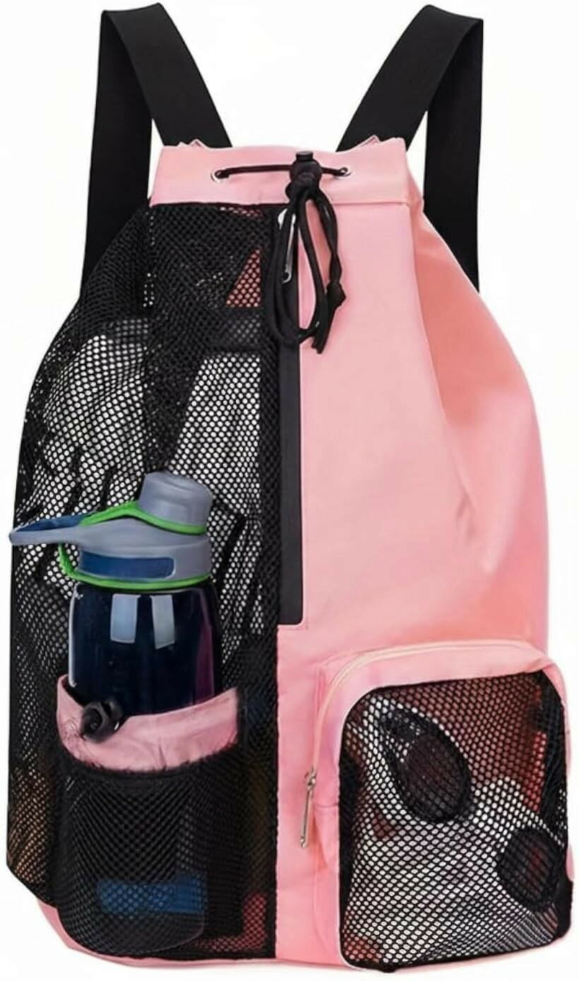 バリエーションコード : 2brjlii5ov商品コード2brj4wjk32商品名サウナ 温泉 銭湯 ジム メッシュ バッグ プール リュック 海水浴 部活 通気性 スパ 収納 水泳ブランドB-magasinカラーピンク温泉・銭湯にも通気構造で濡れ物を扱いやすいメッシュ設計 温泉や銭湯で使ったタオルや衣類を気兼ねなく入れられるよう、バッグ全体を通気性の高いメッシュとナイロンで構成しています。湿気のこもりを抑える構造のため、脱衣所で使った後も内部が蒸れにくく、水滴を含んだタオルやサウナ後の衣類をそのまま収納できます。メイン収納口は広い巾着式で、入浴セットをまとめて出し入れしやすい形状です。帰宅までの移動中も荷物が重たく感じにくい軽量構造で、日常的に温泉や銭湯を利用する方にも扱いやすいバッグです。湿気が気になりにくいため、自宅で簡易ランドリーバッグとしても自然に使える利便性があります。前面ファスナーとサイドポケットで仕分けしやすい収納構成 本体前面には縦方向に開くファスナーポケットを備え、小物の取り出しを簡単にしています。温泉ならロッカーキーやスマホ、ジムなら会員証やイヤホンなどをまとめて収納でき、動線が乱れません。サイドには高さのあるボトルを入れられるメッシュポケットがあり、固定用のドローコードで落下を防ぎます。プールではゴーグルやキャップ、海水浴では日焼け止めや小物の収納にも役立ち、用途ごとに必要なものをひと目で確認できます。仕分けのしやすさを重視した構成のため、レジャーや通学、部活動など幅広い場面で扱いやすく、バッグの中身を整えたい方への設計です。軽量で折りたためる柔軟素材を採用し持ち運びしやすい メッシュとナイロンを組み合わせることで、荷物量に応じて形が柔軟に変わり、背負ったときの圧迫感を抑えています。軽量構造のため長時間の移動でも扱いやすく、温泉やジムなどの通い先へ負担なく持ち運べます。折りたたむとコンパクトになるため、旅行バッグやスーツケースの隙間にも収納可能です。旅行先のスパ、施設内のサウナ、ビーチ、レジャー施設などで必要な時だけ取り出せる利便性があります。日常用から旅先用までさまざまな場面で活躍し、荷物が多くなる日でも扱いやすい点が特長です。巾着開閉と大型ファスナーの併用でスムーズに出し入れ可能 メイン収納は巾着で素早く開閉できます。片手でも扱いやすいため、脱衣所やロッカー、プールサイドでも動きを妨げません。また前面の縦ファスナーは底付近まで大きく開くため、タオルや着替え、スリッパなどをバッグ全体を広げずに取り出すことができます。温泉で繰り返し入浴するときや、ジムでトレーニング内容によって荷物を入れ替える場面でも、必要な部分だけをさっと操作できる構造です。シンプルな形状ながら扱う動きをよく考えた設計で、毎日の使用をストレスなくサポートします。男女問わず使いやすい19inchサイズでレジャーから日常まで活躍 バッグの大きさは約48x29x15cmの19inch仕様で、タオル数枚、着替え、スリッパ、ボトルなどをまとめて運べる容量です。体格差を問わず持ちやすい縦長設計で、ショルダーストラップは調整幅が広く、家族間で共有しやすい構造です。温泉・銭湯・ジム・サウナはもちろん、プール、海水浴、レジャー、部活動、学校行事など、濡れ物が発生する場面から荷物の多い日常まで幅広く対応できます。カラーは黒・グレー・ピンク・ブルー・緑の5色で、落ち着いた印象から鮮やかな色までそろっているため、年齢や好みに合わせて選びやすいラインナップです。※ 他ネットショップでも併売しているため、ご注文後に在庫切れとなる場合があります。予めご了承ください。※ 品薄または希少等の理由により、参考価格よりも高い価格で販売されている場合があります。ご注文の際には必ず販売価格をご確認ください。※ 沖縄県、離島または一部地域の場合、別途送料の負担をお願いする場合があります。予めご了承ください。※ お使いのモニタにより写真の色が実際の商品の色と異なる場合や、イメージに差異が生じることがあります。予めご了承ください。※ 商品の詳細（カラー・数量・サイズ 等）については、ページ内の商品説明をご確認のうえ、ご注文ください。※ モバイル版・スマホ版ページでは、お使いの端末によっては一部の情報が表示されないことがあります。すべての記載情報をご確認するには、PC版ページをご覧ください。毎日の温泉、週末の銭湯、サウナ、そしてジムやプール。濡れ物を持ち運ぶ場面は多いものの、通常のバッグでは内部に湿気がこもりやすく、衣類やタオルを扱いにくいという悩みがあります。このバッグは、そうした不便さを軽くするために、通気を重視したメッシュ構造を採用しています。使用後のタオルや衣類を入れても空気が抜けやすく、帰宅まで扱いやすい状態を保ちやすい点が特徴です。温泉や銭湯を頻繁に利用する方にとって、湿気のこもりにくさは日常的な快適さにつながります。メイン収納は広い巾着式で、タオルや着替えをまとめて一度に出し入れできます。脱衣所では限られたスペースの中で素早く荷物を扱う必要があるため、巾着開閉は動きを妨げず扱いやすい構造です。さらに便利なのが前面の大きなファスナーです。縦に長く開くため、バッグ全体を広げずに内部へアクセスできます。ジムでトレーニング内容ごとに荷物を入れ替えるときや、温泉で再入浴する際の着替えの取り出しなど、必要な場面だけに絞って操作できます。ポケット構成も整理性を重視しています。前面ファスナーポケットにはスマホ、鍵、財布など小物をまとめて収められ、入浴やトレーニング中の小物管理が自然になります。サイドのメッシュポケットには高さのあるボトルが収まり、ドローコードで固定できるため、移動中に落ちにくい構造です。プールではゴーグル、キャップなど濡れ物の収納に便利で、海水浴やレジャーの際にもつかみやすい位置に小物を配置できます。本体は軽量で柔軟性があり、荷物量に応じて形が変わるため、日常の移動でも負担になりにくい素材感です。折りたためばコンパクトになり、旅行先でもサブバッグとして使いやすく、宿泊先の温泉、海辺で過ごす時間、レジャー施設など幅広い場面で活躍します。ショルダーストラップは調整幅が広く、男女問わず体格に合わせて快適に背負うことができます。大きさは約48x29x15cmで、タオル数枚、衣類、スリッパ、ボトルなどを余裕をもって収納できます。温泉・サウナ・銭湯の利用を中心に、ジムやプール、部活動、海水浴など濡れ物が発生するシーンに適した容量です。カラー展開は黒、グレー、ピンク、ブルー、緑の5色で、落ち着いた印象から明るい色まで揃っているため、家族で色分けして使用することもできます。濡れ物の扱いやすさ、整理しやすい収納構成、軽量で折りたためる利便性を備えたこのメッシュバッグは、温泉やジムを日常に取り入れている方から、レジャーやスポーツを楽しむ方まで幅広く使えるアイテムです。