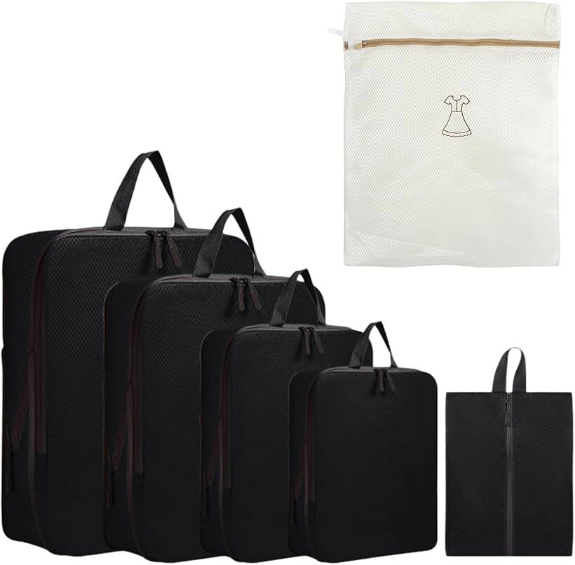 バリエーションコード : 2brnko82hs商品コード2brnk9hqs9商品名LCC旅行トラベルポーチ6点セット出張 海外旅行 圧縮袋 洗濯ネット シューズ ケース 修学旅行ブランドB-magasinカラーブラック本セットは、LCCや国内線での機内持ち込み旅行に必要なアイテムを6点にまとめたパッキングセットです。内容は、圧縮キューブ（特大・大・中・小の4サイズ）、シューズバッグ1個、洗濯ネット1個です。4種類の圧縮キューブは、それぞれ収納する衣類の種類に合わせたサイズ設計になっています。特大（30x41x10cm）はアウターや厚手のセーター、大（26x35x10cm）はTシャツやシャツ、中（22x32x10cm）はインナーや薄手の衣類、小（20x25x10cm）は下着や靴下に対応しています。シューズバッグは靴を他の荷物と分けて収納するためのアイテムです。洗濯ネットは旅行中の汚れ物入れとして使えます。圧縮キューブとシューズバッグはポリエステル素材を使用しています。表面はハニカムメッシュ構造で、中に何が入っているかをひと目で確認できます。開閉はファスナー式で、衣類を収納した後に外側のファスナーを閉めることで圧縮が完了します。電動ポンプや吸引器などの機器は必要ありません。洗濯ネットはメッシュ素材（サイズ40x50cm・重量約56g）です。圧縮キューブとシューズバッグはベージュ・ピンク・グレー・黒・ブルーの5色からお選びいただけます。洗濯ネットはライトベージュ1色のみ（全種共通）となります。圧縮キューブはファスナーを閉めるだけで衣類をまとめることができます。衣類を収納した後、外側のファスナーを端から端まで閉めることで内部の空気が押し出され、約40%のスペース削減が見込めます（仕入先の製品仕様に記載の数値です。実際の削減量は衣類の種類・量・折り方によって異なります）。電動の圧縮機器は不要なため、旅先のホテルや宿での荷造りにも手軽に使えます。帰りに使用済みの衣類を詰める際にも、同じ手順でまとめることができます。圧縮ファスナーの引っかかりや耐久性については、個体差が生じる場合があります。詰め込む量が多すぎるとファスナーに負荷がかかることがあるため、余裕を持った収納をおすすめします。本セットの圧縮キューブ4種は、LCCを含む国内外の航空会社の機内持ち込み規定を参考にしたサイズ設計です。Jetstar Japan（機内持ち込み規定：56x36x23cm以内）およびスクート（54x38x23cm以内）の規定では、4種の圧縮キューブはいずれも規定サイズ以内に収まります。なお、特大キューブの長辺は41cmです。ご利用の航空会社の機内持ち込み規定は変更になることがあるため、出発前に必ずご確認ください。本セットはLCCの7kg前後の重量制限を意識した2～5泊旅行を想定した構成です。同梱の洗濯ネット（40x50cm・重量約56g）は、旅行中の汚れ物入れとして使えます。着用済みの衣類や少し濡れた衣類を、清潔な衣類や他の荷物と分けて収納することができます。サイズ40x50cmはスカートやセーターなど大きめの衣類も収納できる大きさです。カラーはライトベージュ1色のみで、セットの色にかかわらず共通です。※ 他ネットショップでも併売しているため、ご注文後に在庫切れとなる場合があります。予めご了承ください。※ 品薄または希少等の理由により、参考価格よりも高い価格で販売されている場合があります。ご注文の際には必ず販売価格をご確認ください。※ 沖縄県、離島または一部地域の場合、別途送料の負担をお願いする場合があります。予めご了承ください。※ お使いのモニタにより写真の色が実際の商品の色と異なる場合や、イメージに差異が生じることがあります。予めご了承ください。※ 商品の詳細（カラー・数量・サイズ 等）については、ページ内の商品説明をご確認のうえ、ご注文ください。※ モバイル版・スマホ版ページでは、お使いの端末によっては一部の情報が表示されないことがあります。すべての記載情報をご確認するには、PC版ページをご覧ください。