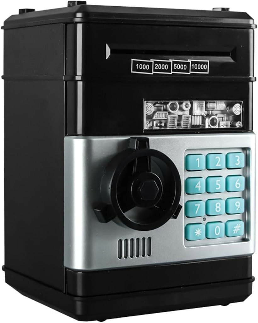 バリエーションコード : 2bjs4u2os5商品コード2bjs4s6gsv商品名貯金箱 お札 貯金 子供 小銭 ダイヤルロック ATM 札 仕分け 自動 おもしろブランドstawinkカラーブラック「ダイヤルパスワード保護」パスワードを使用してセキュリティを高めました。安全な4桁のパスワードを設定でき、無効な試行があった場合には赤の点灯で知らせます。有効の場合は青の点灯、音楽が流れます。自宅での現金保管に優れ、子供の貯金教育や大切な小物の安全な保管に便利です。「大容量」貯金箱は十分な容量を備えており、硬貨や紙幣、小さな貴重品などを安全に保管できます。「豊富なカラー」ブラック（黒）、ブルー（青）、レッド（赤）、ピンク（桃色）と男の子にも女の子にも対応「貯金が楽しくなる仕掛け」紙幣を検出すると両替機のように紙幣を自動的に吸い込み、音楽が流れます。お子様も貯金が楽しくなる仕掛けです。お札と硬貨を両方貯金できて便利「電池駆動」単三電池3本使用/電池は付属しません「使用方法」パスワードを入力します（＊初期デフォルトパスワード「0000」）＞ハンドルを回して貯金箱を開ける＞貯金箱をしっかりと閉じ、再びパスワードを入力してロックします。※ 他ネットショップでも併売しているため、ご注文後に在庫切れとなる場合があります。予めご了承ください。※ 品薄または希少等の理由により、参考価格よりも高い価格で販売されている場合があります。ご注文の際には必ず販売価格をご確認ください。※ 沖縄県、離島または一部地域の場合、別途送料の負担をお願いする場合があります。予めご了承ください。※ お使いのモニタにより写真の色が実際の商品の色と異なる場合や、イメージに差異が生じることがあります。予めご了承ください。※ 商品の詳細（カラー・数量・サイズ 等）については、ページ内の商品説明をご確認のうえ、ご注文ください。※ モバイル版・スマホ版ページでは、お使いの端末によっては一部の情報が表示されないことがあります。すべての記載情報をご確認するには、PC版ページをご覧ください。