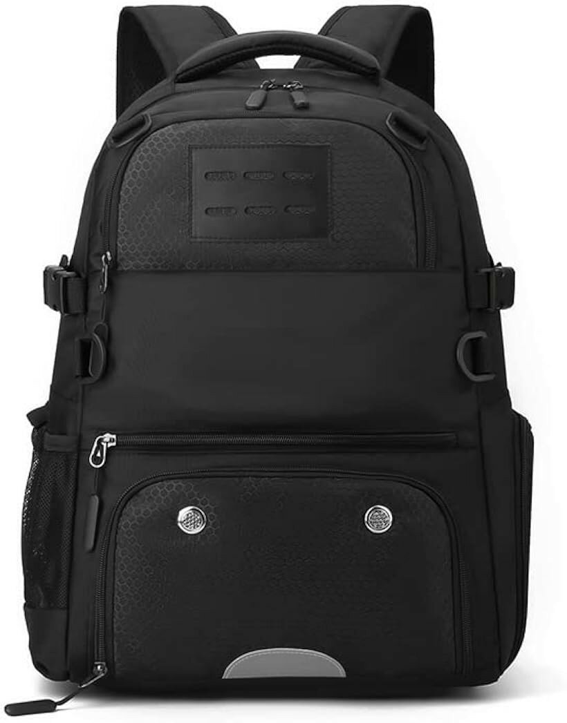 バリエーションコード : 2br04vq0td商品コード2br04s9p3d商品名バスケットボール リュック 子供用 ボール収納 独立シューズポケット 軽量ブランドFuji-cellarカラーブラックサイズ等45cm x 32cm x 18cm汚れを分離 - 外付けボールネット採用：砂や埃がつきやすいボールを、バッグ内部に入れず外側に固定。メイン収納の清潔さを保ちやすいため、練習後の着替えやタオルを分けて持ち運べます。ネットは不使用時にはバッグ本体へ収納可能で、移動時もスマートです。通気性を考慮 - 独立シューズポケット：バッグ底部に、最大約27.5cm（45号）までのシューズが収納可能な専用スペースを確保。あえて密閉しすぎない独立構造にすることで、使用後のシューズの湿気を逃がしやすく、他の荷物への汚れ移りにも配慮した設計です。納得の収納力 - 28Lの大容量設計：メイン収納には厚手のパーカー、水筒、ノート、着替えがまとめて収まるキャパシティ。必要な道具を一つにまとめられるため、両手が空きやすく、自転車移動や通学時のスムーズな移動をサポートします。高耐久素材 - 高密度ナイロンおよび撥水加工：摩耗に強く、地面に置いても傷つきにくい高密度な耐久素材を採用。表面には撥水加工を施しており、急な雨から大切な道具を守ります。部活動などのハードな使用シーンにも耐えうるタフな仕様です。身体にフィット - 負担を軽減するS字ストラップ：クッション性の高いS字型ショルダーストラップが肩のラインに馴染み、荷重を分散。背面パネルは通気性に優れた3Dメッシュ構造を採用し、長時間の移動でも蒸れにくく、快適な使い心地を追求しました。※ 他ネットショップでも併売しているため、ご注文後に在庫切れとなる場合があります。予めご了承ください。※ 品薄または希少等の理由により、参考価格よりも高い価格で販売されている場合があります。ご注文の際には必ず販売価格をご確認ください。※ 沖縄県、離島または一部地域の場合、別途送料の負担をお願いする場合があります。予めご了承ください。※ お使いのモニタにより写真の色が実際の商品の色と異なる場合や、イメージに差異が生じることがあります。予めご了承ください。※ 商品の詳細（カラー・数量・サイズ 等）については、ページ内の商品説明をご確認のうえ、ご注文ください。※ モバイル版・スマホ版ページでは、お使いの端末によっては一部の情報が表示されないことがあります。すべての記載情報をご確認するには、PC版ページをご覧ください。