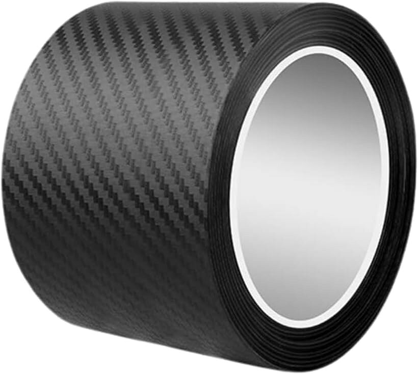 バリエーションコード : 2bu5jjf2t5商品コード2bu5jk3qdn商品名車用プロテクションフィルム ドアフィルム 黒 艶なし 傷防止 ドアエッジモール カーボン調ブランドAlpha Depotカラーブラックサイズ等幅7cm，長さ3m「ドア周辺のキズ対策に最適」車のドアを開閉する際に起きやすい壁や荷物との接触による擦り傷。そんな日常の小さな衝突から、愛車のボディをしっかり守る保護フィルムです。貼るだけで手軽にキズ防止対策が可能です。「カーボン調でスタイリッシュな外観に」上質なPVC素材を使用したドアエッジガード。耐久性が高く、耐熱性・耐摩耗性・UV耐性を兼ね備えた仕様。既にできた傷をカバーしながら、外観にスポーティーなアクセントも加えます。「自由にカットできる設計」サイズ違いで12種類。使用する箇所に合わせてハサミで簡単にカットできるので、フロント・リア・トランクなど、さまざまな場所にフィット。撥水加工で汚れも水洗いですぐに落ちます。「強力接着でも跡が残らない」特殊なナノ粘着素材により、しっかり固定されつつも剥がした時に糊残りなし。粘着力がありながら柔軟性にも優れ、尖ったものが当たっても破れにくい構造で、長く使える安心の品質です。「商品詳細」サイズ各種 ［幅：3cm・5cm・7cm・10cm］ / ［長さ：3m・5m・10m］ / ナノ素材「オリジナルパッケージで配送します」本製品はAlpha Depotブランドのオリジナルパッケージに包んでお客様の元へ大切にお届けいたします。商標登録第6799249号※ 他ネットショップでも併売しているため、ご注文後に在庫切れとなる場合があります。予めご了承ください。※ 品薄または希少等の理由により、参考価格よりも高い価格で販売されている場合があります。ご注文の際には必ず販売価格をご確認ください。※ 沖縄県、離島または一部地域の場合、別途送料の負担をお願いする場合があります。予めご了承ください。※ お使いのモニタにより写真の色が実際の商品の色と異なる場合や、イメージに差異が生じることがあります。予めご了承ください。※ 商品の詳細（カラー・数量・サイズ 等）については、ページ内の商品説明をご確認のうえ、ご注文ください。※ モバイル版・スマホ版ページでは、お使いの端末によっては一部の情報が表示されないことがあります。すべての記載情報をご確認するには、PC版ページをご覧ください。