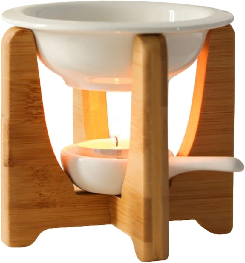 商品コード2brtwch4rc商品名アロマポット 茶香炉 キャンドルホルダー アロマキャンドル 陶器 癒し リラックスブランドAll Trustカラーホワイトサイズ等直径11cm、高さ3.5cm、容量100ml「竹木と陶器の和モダンデザイン」 土台に天然の竹木を使用し、皿に白いセラミック（陶器）を組み合わせたデザインは、和とモダンが融合した落ち着いた雰囲気を演出します。リビングや寝室に置くことで、空間のインテリア性を高めます。「長時間の芳香が可能」 陶磁器の皿は容量100mlと十分なサイズで、液体であれば約5時間の使用が可能です。頻繁に水やオイルを足す手間を減らし、長い時間にわたって香りを楽しめます。「気分転換をサポート」 お好みのアロマオイルを使って芳香浴を行うことで、日々の気分転換や心地よい状態へと導きます。香りの力でリラックスタイムを充実させるアイテムとして活用できます。「商品内容」サイズ：（陶磁器の皿）直径11cm、高さ3.5cm、容量100ml　キャンドルホルダー（ろうそく立て）長さ9cm、幅5.3cm　土台：高さ10.3cm、幅11.2cm 素材：竹木とセラミック　使用可能時間（液体）：5時間　＊寸法はすべて手動で測定されており、若干の誤差がある場合があります。詳細は現物をご確認ください。※ 他ネットショップでも併売しているため、ご注文後に在庫切れとなる場合があります。予めご了承ください。※ 品薄または希少等の理由により、参考価格よりも高い価格で販売されている場合があります。ご注文の際には必ず販売価格をご確認ください。※ 沖縄県、離島または一部地域の場合、別途送料の負担をお願いする場合があります。予めご了承ください。※ お使いのモニタにより写真の色が実際の商品の色と異なる場合や、イメージに差異が生じることがあります。予めご了承ください。※ 商品の詳細（カラー・数量・サイズ 等）については、ページ内の商品説明をご確認のうえ、ご注文ください。※ モバイル版・スマホ版ページでは、お使いの端末によっては一部の情報が表示されないことがあります。すべての記載情報をご確認するには、PC版ページをご覧ください。