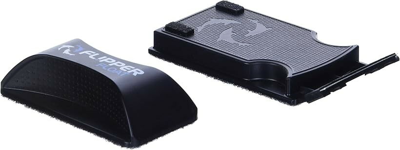 バリエーションコード : 2bk8kix2n9商品コード2b6u2r8don商品名Floating FLIPPER Standard フローティングフリッパースタンダード マグネットクリーナーブランドFL.PPERサイズ等1 count (Pack of 1)こすって、削って、ひっくり返して浮かべる：特許取得済みの両面マグネット式水槽ガラスクリーナーで、淡水または海水水槽を掃除しましょう。水槽の中に手を伸ばすことなく、スクラバーからスクレーパーに簡単に切り替えられます。大幅な時間短縮：2-in-1マグネット式水槽クリーナーは、毎日の掃除時間を半分に短縮します。厚さ12mm（1/2インチ）までのガラス製またはアクリル製水槽（容量30～150ガロン）に最適な水槽用アクセサリーです。フリッパー水槽ガラスクリーナー：この水槽用スクラバーは、最も頑固な石灰藻さえもきれいに落とします。フリッパー水槽ガラスクリーナーマグネットスクラバーは、驚異的な洗浄力を発揮する希土類磁石を使用しています。浮遊式水槽アクセサリー：フリッパー浮遊式水槽クリーナーは、淡水または海水水槽に必要な最後の水槽用マグネットガラスクリーナーツールです。石のように沈むのではなく、水面に浮かびます。理想的なクリーナー：当社の水槽用藻類除去剤は、趣味で魚を飼育する方にもプロの方にも最適な選択肢です。水槽を非常に効率的に洗浄し、水生生物にとって清潔な環境を確保します。※ 他ネットショップでも併売しているため、ご注文後に在庫切れとなる場合があります。予めご了承ください。※ 品薄または希少等の理由により、参考価格よりも高い価格で販売されている場合があります。ご注文の際には必ず販売価格をご確認ください。※ 沖縄県、離島または一部地域の場合、別途送料の負担をお願いする場合があります。予めご了承ください。※ お使いのモニタにより写真の色が実際の商品の色と異なる場合や、イメージに差異が生じることがあります。予めご了承ください。※ 商品の詳細（カラー・数量・サイズ 等）については、ページ内の商品説明をご確認のうえ、ご注文ください。※ モバイル版・スマホ版ページでは、お使いの端末によっては一部の情報が表示されないことがあります。すべての記載情報をご確認するには、PC版ページをご覧ください。モデルチェンジにより、浮くステンレスブレードとなり、さらに使いやすくなりました。Flipperは独自のFlippingと呼ばれるアクションで手を水槽に入れることなくブレード面を交換することができ楽しみながら苔掃除ができるでしょう。最初の製品を購入するとステンレスブレードとABSブレードが1枚ずつ付属しています。（FLIPPER、MAXのみ） ABSブレードは海外ではアクリル水槽用として販売されていますが、アクリルは傷がつきやすいため本製品は日本ではガラス水槽用として発売させていただいております。ABSブレードでアクリル水槽に使用する場合は申し訳ございませんが、お客様の自己責任でご使用ください。また、ステンレスブレード、ABSブレード共にガラス水槽にも傷がまったくつかないわけではございませんのでご理解いただきご購入・ご使用ください。最大12mm（推奨8～12mm）