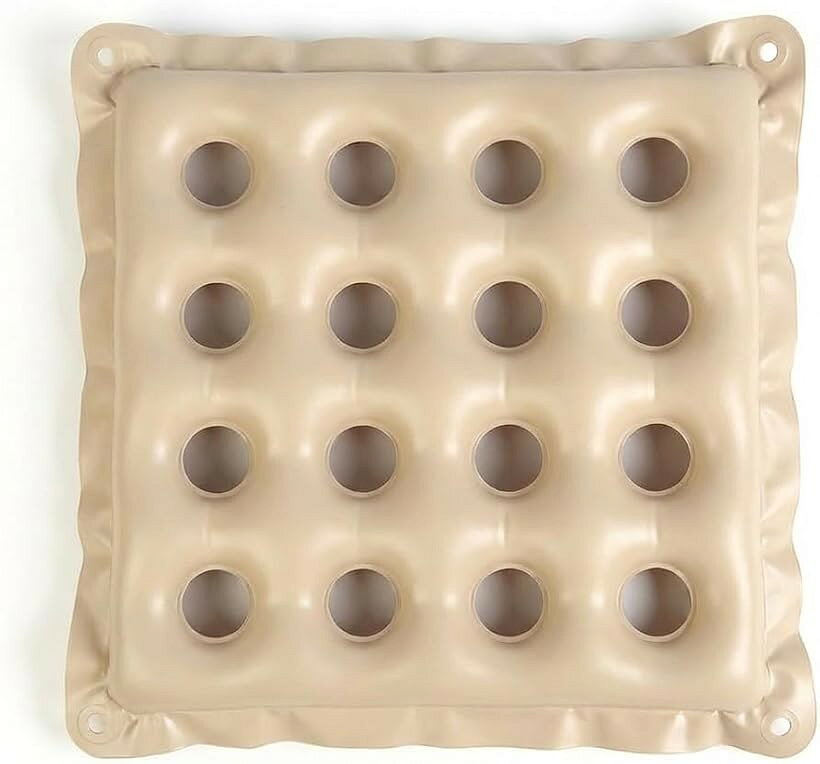 バリエーションコード : 2br3lcnv46商品コード2br3l4qpgs商品名ZakkaTimez マット 介護マットブランドZakka timezカラーベージュサイズ等1個長時間の寝姿勢でも、体への負担をやわらげる高品質なマットです。独自の体圧分散技術により、圧力がかかりやすいお尻周りを優しく支えます。大切なご家族の肌トラブルを防ぐために開発されたクッションです。摩擦や圧迫を軽減するクッションは、ベッドの上だけでなく車椅子など様々なシーンで活躍。現場の声を形にした、実用性の高いマットです。負担が集中するお尻の沈み込みを適切にコントロールし、効果的なアイテムとして機能します。毎日使うものだから、機能性だけでなく衛生面にもこだわりました。このマットは優れた防水機能を備え、失禁やお茶のこぼれなどから芯材をしっかり保護します。体への負担を抑えるよう設計されたマットは、快適な療養生活の強い味方です。大切な方の健やかな時間を支え続けます。※ 他ネットショップでも併売しているため、ご注文後に在庫切れとなる場合があります。予めご了承ください。※ 品薄または希少等の理由により、参考価格よりも高い価格で販売されている場合があります。ご注文の際には必ず販売価格をご確認ください。※ 沖縄県、離島または一部地域の場合、別途送料の負担をお願いする場合があります。予めご了承ください。※ お使いのモニタにより写真の色が実際の商品の色と異なる場合や、イメージに差異が生じることがあります。予めご了承ください。※ 商品の詳細（カラー・数量・サイズ 等）については、ページ内の商品説明をご確認のうえ、ご注文ください。※ モバイル版・スマホ版ページでは、お使いの端末によっては一部の情報が表示されないことがあります。すべての記載情報をご確認するには、PC版ページをご覧ください。