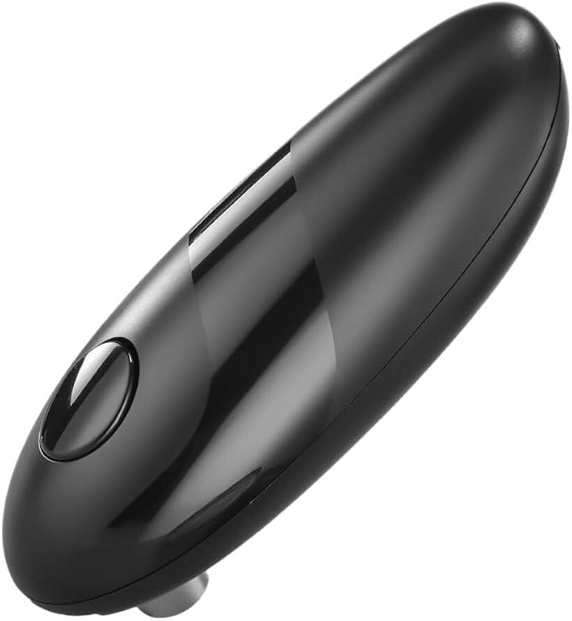 バリエーションコード : 2bkh4uoui8商品コード2bkh4r5qrg商品名電動缶切り 自動 缶オープナー ワンプッシュ ハンズフリー 高齢者 金属ギアブランドmoire importsカラーブラックサイズ等20 cm x 9 cm x 8 cm「らくらく全自動ワンプッシュ」ボタンひとつで缶にセットするだけ。あとは電動が全て引き受けるので、手の力や技術は一切不要。「金属ギア採用・800回耐久」駆動部にステンレス製金属ギアと高硬度刃を採用。電動缶切りによくある「すぐ壊れる」という不安を払拭し、長期間にわたってスムーズな切れ味をキープします。「多様な缶形状に対応」円形・楕円形・四角形・小型缶まで幅広く対応。ツナ缶・水煮缶・フルーツ缶など様々なシーンで活躍し、特殊な形の缶でも買い替え不要で使い続けられます。「高齢の親へのプレゼントに最適」「缶が開けられない」と困っている家族への贈り物として大変喜ばれます。コードレス電池式（単3電池x4本、別売）でコンセント場所を選ばず、コンパクト設計（約20x9x8cm・430g）でキッチン引き出しにすっきり収納。「滑らかカットで指先を守る」缶の側面からカットする設計により、従来の缶切りで生じる鋭い切り口が残りません。開けた蓋はそのまま缶に被せて保存でき、食材を無駄なく使えます。※ 他ネットショップでも併売しているため、ご注文後に在庫切れとなる場合があります。予めご了承ください。※ 品薄または希少等の理由により、参考価格よりも高い価格で販売されている場合があります。ご注文の際には必ず販売価格をご確認ください。※ 沖縄県、離島または一部地域の場合、別途送料の負担をお願いする場合があります。予めご了承ください。※ お使いのモニタにより写真の色が実際の商品の色と異なる場合や、イメージに差異が生じることがあります。予めご了承ください。※ 商品の詳細（カラー・数量・サイズ 等）については、ページ内の商品説明をご確認のうえ、ご注文ください。※ モバイル版・スマホ版ページでは、お使いの端末によっては一部の情報が表示されないことがあります。すべての記載情報をご確認するには、PC版ページをご覧ください。電動 缶切りで、毎日の缶詰開けのストレスから解放されませんか。手動の缶切りは力が必要で、手や手首に負担をかけてしまいます。高齢になって手の握力が低下してきた方にとって、缶詰を開ける作業は小さくない苦労です。本製品はそんな悩みに応える自動 缶オープナーです。「ワンプッシュで全自動開缶」缶の上にセットしてボタンを押すだけ。電動モーターが缶の縁に沿って自動で回り、手を離したままでも開缶が完了します。立ったまま・片手でも操作できるので、キッチンでの作業効率が格段に上がります。「鋭い切り口が残らない、滑らかカット設計」缶の側面からカットするため、開口部に鋭いエッジが生じません。指先を傷つける心配なく蓋を外せ、開けた蓋はそのまま缶に戻して冷蔵保存も可能。食材を最後まで無駄なく活用できます。「ステンレス金属ギア採用」電動缶切りへの「すぐに壊れた」という声を真剣に受け止め、駆動部にステンレス製金属ギアと高硬度刃を採用しました。800回以上の連続開缶テストをクリアした信頼性で、長く安心してお使いいただけます。「円形・楕円・四角・小型缶まで対応」一般的なツナ缶や水煮缶はもちろん、楕円形のランチョンミート缶、四角形の缶詰、小型缶にも対応。これ一台でキッチンの缶詰全てに対応できます。「コードレス電池式・コンパクト収納」単3電池4本（別売）で動作するためコンセント場所を選ばず、キャンプや非常時の備えとしても重宝します。サイズは約20x9x8cm、重さ約430g。キッチンの引き出しにすっきり収まるコンパクト設計です。高齢の親・祖父母へのプレゼント、または自分へのキッチン家電の新定番として、ぜひお試しください。
