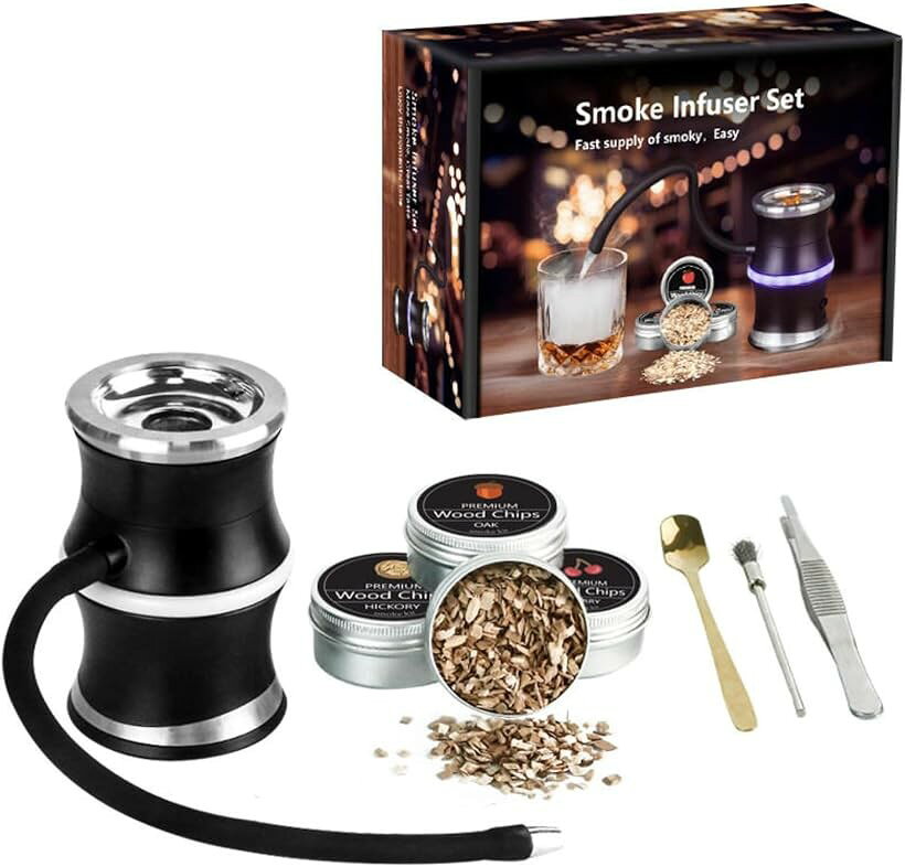商品コード2bkh2iu0pj商品名燻製器 フードスモーカー スモーキングガン 食用燻製器 ポータブル 燻製機 パワーブランドAerollカラーブラック＊「従来製品よりパワーアップ」「煙の量を調整したい」、「もう少し燻製時間を長くしたい」短時間でしっかり香り付けをしたい方はこちらの「Smoke Craft Power」で燻製を楽しんでいただくことができます。また、食材によっても煙の量を調整いただくことができるので料理のレパートリーが広がります。＊「たった20秒でこの煙の量。」ナッツや枝豆、鴨肉のローストなど様々な食材を燻製することができます。また、普段のウイスキーやカクテルにも香りをつけることができ、いつもの1杯をグレードアップ。燻製料理はハードルが高い、、そんなことはありません。コンパクトなのに家庭用では十分すぎるくらいの煙の量で本格燻製を楽しみいただけます。本格的な燻製器で作る燻製ももいいですが、少しの時間で気軽に燻製を楽しみたい。そんなあなたにおすすめです。＊「最近流行りのキャンプでも活躍。」手のひらサイズなので荷物になりづらく、小型で携帯性。ちょっと燻製を楽しみたいと思ったらすぐに燻製を楽しむことができます。また、お酒の燻製OK。ウイスキーなどに煙をかけるといつもより味わい深いウイスキーに。様々な燻製チップがあるのであなただけのオリジナルウイスキーも作れてお酒をより一層楽しんでいただけます。＊「商品仕様」スペック（本体）素材：アルミニウム/重量: 420g/カラー：ブラック/サイズ：9cmx9cmx12cm/駆動：USB-type C＊「ご注意」＊取扱説明書はついておりません。ご了承ください。この小型燻製器があれば、どこでもサッとスモーキーな燻製料理を楽しめます。家庭で燻製なんて、、そんなことはありません。さあ、あなたも小型燻製器で”素晴らしい燻製ライフ”を手に入れよう。※ 他ネットショップでも併売しているため、ご注文後に在庫切れとなる場合があります。予めご了承ください。※ 品薄または希少等の理由により、参考価格よりも高い価格で販売されている場合があります。ご注文の際には必ず販売価格をご確認ください。※ 沖縄県、離島または一部地域の場合、別途送料の負担をお願いする場合があります。予めご了承ください。※ お使いのモニタにより写真の色が実際の商品の色と異なる場合や、イメージに差異が生じることがあります。予めご了承ください。※ 商品の詳細（カラー・数量・サイズ 等）については、ページ内の商品説明をご確認のうえ、ご注文ください。※ モバイル版・スマホ版ページでは、お使いの端末によっては一部の情報が表示されないことがあります。すべての記載情報をご確認するには、PC版ページをご覧ください。
