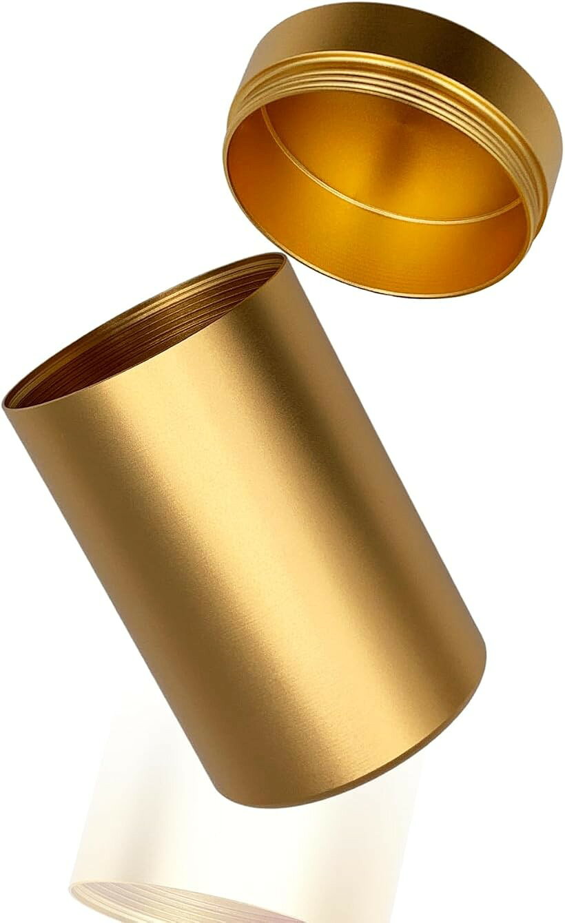 バリエーションコード : 2bukudfuox商品コード2b9f2l2n88商品名リレーアタック防止 缶 電波遮断ケース 小型 リレーアタック対策グッズ アルミ缶 キーケース 電波遮断ボックスブランドTOMOTHYカラーゴールドサイズ等90mm（高さ）x55mm（直径）電波遮断、リレーアタック防止ボックスとして劣化しにくいアルミニウム合金製は非常に高い安心感がありおススメです。「知らないうちに電波を通していた。」といった可能性が極めて少ないので愛車を盗難から守るキーケースとして安心感が非常に高いです。サイズ：90mm（高さ）x55mm（直径）のかわいいコンパクトサイズは持ち運びも簡単なサイズ感です。普段お使いのスマートキーをそのまま収納して保管できます。お洒落な外観は自宅の玄関、リビング、寝室など場所を選ばずに保管できます。また、オフィスにもかさばらないのでおすすめです。スタイリッシュな小型のミニアルミ缶に7色のカラーバリエーション。定番の「ブラック（黒）」、高級感がありゴージャスな「ゴールド（金色）」、鮮やかな「レッド（赤）」「ブルー（青）」 どんなお部屋にも合う「シルバー（銀）」落ち着きのある「ブラウン（茶色）」可愛い「「ピンクゴールド」。普段ご使用中のスマートキーケースを収納＆持ち運びに便利です。アルミ缶は電波遮断性能が非常に強いのでクレジットカードの非接触スキミングの防止にも有効です。自動車窃盗のプロに狙われやすいトヨタのランクル、アルファード、プリウスはもちろん、レクサス、ホンダ、日産、マツダ、スバル、ボルボ、ベンツ、BMW、アウディ、フェラーリ、ポルシェなど各車種のスマートキーの電波を遮断対応可能です。リレーアタック以外にも自動車盗難の手口は様々あります。当製品に鍵を保管するだけで完全に盗難を防ぐというものではありませんので防犯カメラやハンドルロックなど複数の盗難防止対策で愛車を盗難から守ることをお勧めします。※ 他ネットショップでも併売しているため、ご注文後に在庫切れとなる場合があります。予めご了承ください。※ 品薄または希少等の理由により、参考価格よりも高い価格で販売されている場合があります。ご注文の際には必ず販売価格をご確認ください。※ 沖縄県、離島または一部地域の場合、別途送料の負担をお願いする場合があります。予めご了承ください。※ お使いのモニタにより写真の色が実際の商品の色と異なる場合や、イメージに差異が生じることがあります。予めご了承ください。※ 商品の詳細（カラー・数量・サイズ 等）については、ページ内の商品説明をご確認のうえ、ご注文ください。※ モバイル版・スマホ版ページでは、お使いの端末によっては一部の情報が表示されないことがあります。すべての記載情報をご確認するには、PC版ページをご覧ください。TOMOTHYのアルミ缶タイプの電波遮断キーボックス。自動車盗難の手口「リレーアタック」を防止するためのミニサイズのアルミ缶タイプの電波遮断ケース。アルミニウム合金の丸缶タイプは耐久性があり長期間電波遮断効果を発揮します。コンパクトな小型缶なのでキー入れた状態で持ち運びにも邪魔にならないサイズ感です。ネジ蓋なのでしっかり電波をシャットアウト。電波遮断しケースに入れた状態で車のドアノブにタッチしても解錠することはありません。また、厚さ1mmのアルミ板を採用していますのでしっかりとした重厚感・高級感がありお部屋のインテリアにもなるおしゃれな雰囲気もおすすめです。いつの間にか劣化して電波を通してしまう布製の電波遮断シートにはない安心感が愛車を盗難から守ってくれます。カラーバリエーションは7色あり「ブラック（黒）」「シルバー（銀）」「ゴールド（金）」「レッド（赤）」「ブルー（青）」「ブラウン（茶色）」「「ピンクゴールド」からお好みやお部屋のインテリアに合わせてお選びください。