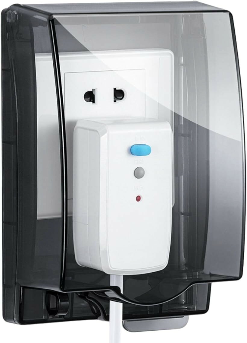 バリエーションコード : 2br3uq6ffh商品コード2br3ri38kn商品名コンセントカバー 鍵付き いたずら防止 赤ちゃん 介護 賃貸 a744ブランドActive Islandカラーブラック「いたずら・事故防止」この商品は、鍵付きロック搭載で、お子様や高齢者の感電・いたずらを防ぐコンセントカバーです 。防災対策としてトラッキング火災の防止にも有効な、絶縁性に優れたPP素材を採用しています 。「賃貸OK・簡単設置」壁を傷つけない強力粘着式で、穴あけ工事は一切不要です 。車中泊用カスタムカーの内部配線や、DIYガレージの電源保護にも貼り付けるだけで手軽に導入可能です。「水しぶきもホコリも寄せ付けない」防水・防塵仕様で、浴室やキッチンなどの水回りにも最適です 。断熱材の銀マットやアルミシート、両面アルミ蒸着材等を使用する湿気の多い環境下でも、コンセントを徹底ガードします。「大きなプラグもスムーズ」特許構造により、100°の広角開閉を実現しました 。大きなプラグも抜き差ししやすく、内部に余裕を持たせた加大・加高設計です 。「商品詳細データ」外形寸法：約幅10.9cmx長さ16.4cmx厚み5.6cm 取付寸法：約幅8.8cmx長さ12.0cmx厚み5.2cm 重量約 120g ～ 165g カラー：ブラック、クリア 対応：市販のほぼ全ての86型スイッチ・コンセントパネル ＊南京錠は付属しておりません※ 他ネットショップでも併売しているため、ご注文後に在庫切れとなる場合があります。予めご了承ください。※ 品薄または希少等の理由により、参考価格よりも高い価格で販売されている場合があります。ご注文の際には必ず販売価格をご確認ください。※ 沖縄県、離島または一部地域の場合、別途送料の負担をお願いする場合があります。予めご了承ください。※ お使いのモニタにより写真の色が実際の商品の色と異なる場合や、イメージに差異が生じることがあります。予めご了承ください。※ 商品の詳細（カラー・数量・サイズ 等）については、ページ内の商品説明をご確認のうえ、ご注文ください。※ モバイル版・スマホ版ページでは、お使いの端末によっては一部の情報が表示されないことがあります。すべての記載情報をご確認するには、PC版ページをご覧ください。
