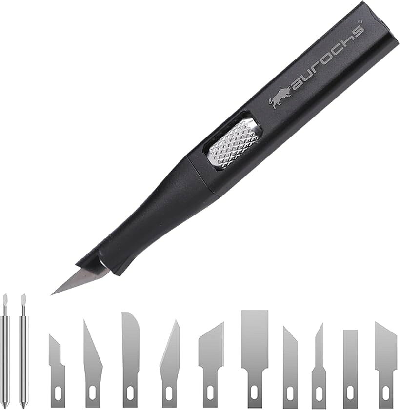バリエーションコード : 2b93hfq02n商品コード2buvhp2ofk商品名EZ-tools カービングナイフ 替刃10枚 デザインナイフ アートナイフ クラフトナイフ 細工用カッター 軽量 プラモデル 彫刻刀 切絵 DIYブランドaurochsカラーブラックサイズ等DX12（替刃11種12枚）人間工学に基づいたデザイン、持ちやすく長時間の精密作業も疲れにくい。マルチに活躍するカービングナイフ。「高強度な合金工具鋼製耐久性に優れた高強度な合金工具鋼製、鋭利な先端で正確な切断を実現します。「ワンタッチロック」チャック設計により、簡単に刃を脱着することができます「ホールディングクランプ」刃を強力にホールドして刃先がぶれず精密な作業を可能にします。「アルミニウム合金 ボディー」人間工学に基づいたデザイン、本体は軽量で持ちやすく安定した精密な切断が可能です。「ABS樹脂製保護カバー」刃先を保護する透明樹脂製カバーで保管時も安心、持ち運びにも便利です。※ 他ネットショップでも併売しているため、ご注文後に在庫切れとなる場合があります。予めご了承ください。※ 品薄または希少等の理由により、参考価格よりも高い価格で販売されている場合があります。ご注文の際には必ず販売価格をご確認ください。※ 沖縄県、離島または一部地域の場合、別途送料の負担をお願いする場合があります。予めご了承ください。※ お使いのモニタにより写真の色が実際の商品の色と異なる場合や、イメージに差異が生じることがあります。予めご了承ください。※ 商品の詳細（カラー・数量・サイズ 等）については、ページ内の商品説明をご確認のうえ、ご注文ください。※ モバイル版・スマホ版ページでは、お使いの端末によっては一部の情報が表示されないことがあります。すべての記載情報をご確認するには、PC版ページをご覧ください。人間工学に基づいたデザイン、持ちやすく長時間の精密作業も疲れにくい。マルチに活躍するカービングナイフ。