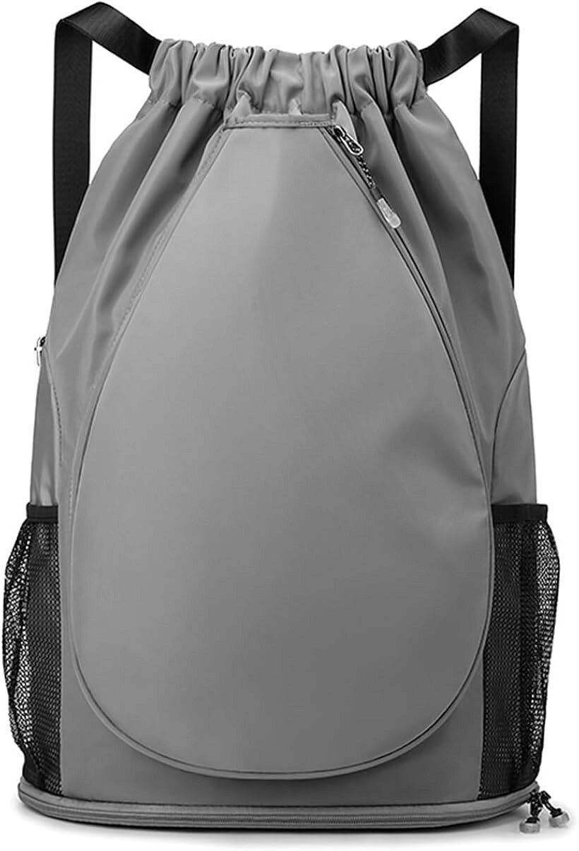 バリエーションコード : 2bkyslopig商品コード2bkyg61sl5商品名ラケットバッグ ナップサック リュック テニス バドミントンブランドMicopuella(ミコプエラ)カラーグレーラケットを分けて収納できる独立ポケット付きのラケットバッグです。ラケットをしっかり収納でき、練習や試合への持ち運びに便利です。巾着型の開口部を採用しており、荷物の出し入れがスムーズです。ショルダーストラップは長さ調節が可能で、男女問わず使用できます。底部開閉ファスナー仕様で、シューズや衣類を分けて収納しやすく、荷物を整理しながら持ち運べます。サイドポケットには傘やペットボトル、水筒などを収納可能。バスケットボールやサッカーボールの収納にも対応し、ジムバッグやスポーツバッグとして幅広く活躍します。軽量な撥水ナイロン素材を採用し、急な小雨にも対応します。サイズ：約52x35x19cm。カラー：ブラック、ネイビー、ベージュ、ピンク、ブルー、グレー、オレンジ、セージグリーン、アイスブルーの豊富なカラーバリエーション※ 他ネットショップでも併売しているため、ご注文後に在庫切れとなる場合があります。予めご了承ください。※ 品薄または希少等の理由により、参考価格よりも高い価格で販売されている場合があります。ご注文の際には必ず販売価格をご確認ください。※ 沖縄県、離島または一部地域の場合、別途送料の負担をお願いする場合があります。予めご了承ください。※ お使いのモニタにより写真の色が実際の商品の色と異なる場合や、イメージに差異が生じることがあります。予めご了承ください。※ 商品の詳細（カラー・数量・サイズ 等）については、ページ内の商品説明をご確認のうえ、ご注文ください。※ モバイル版・スマホ版ページでは、お使いの端末によっては一部の情報が表示されないことがあります。すべての記載情報をご確認するには、PC版ページをご覧ください。ラケットとシューズを分けて収納できる、軽量撥水仕様の多機能ラケットバッグです。