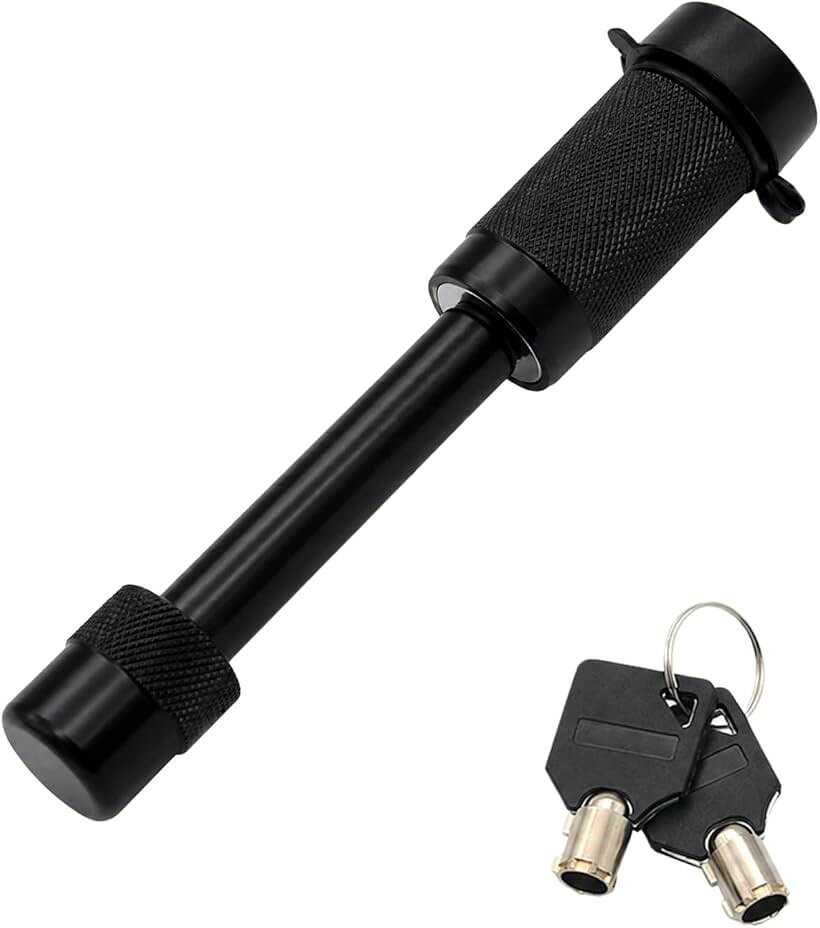 商品コード2bkf1kfgst商品名ヒッチロック 5/8インチ ガタつき防止 盗難防止 ロックピン 2インチ対応 鍵2本付ブランドアチスメルカラーブラックサイズ等「有効幅75.5mm」「不快なガタつきを徹底軽減」 走行中に発生しやすいヒッチ周りのカタカタ音。本製品はOリングを使ってレシーバーとの隙間を埋めることで異音を大幅にカットします。「汎用性の高い5/8インチ設計」 ピン径は約16mm。国内で普及している2インチ、2.5インチのヒッチメンバーに幅広く対応。有効長を75.5mmと長めに設定しているため、厚みのあるパーツでも安心して装着可能です。「ワンプッシュで簡単ロック」 鍵を回すだけでロックが外れ、装着時は押し込むだけのクイック操作。わずらわしいネジ込み作業は不要です。円筒型（エースキー）を採用し、防犯性能も高めています。「過酷な環境に耐える防塵・防錆」 鍵穴には浸水を防ぐラバーキャップを装備。泥汚れやサビによる固着を防ぎます。本体はブラックコーティングを施し、愛車の足元をスタイリッシュに引き締めます。「セット内容」 鍵は紛失時の予備を含め、「2本同梱」。届いたその日から安心してお使いいただけます。※ 他ネットショップでも併売しているため、ご注文後に在庫切れとなる場合があります。予めご了承ください。※ 品薄または希少等の理由により、参考価格よりも高い価格で販売されている場合があります。ご注文の際には必ず販売価格をご確認ください。※ 沖縄県、離島または一部地域の場合、別途送料の負担をお願いする場合があります。予めご了承ください。※ お使いのモニタにより写真の色が実際の商品の色と異なる場合や、イメージに差異が生じることがあります。予めご了承ください。※ 商品の詳細（カラー・数量・サイズ 等）については、ページ内の商品説明をご確認のうえ、ご注文ください。※ モバイル版・スマホ版ページでは、お使いの端末によっては一部の情報が表示されないことがあります。すべての記載情報をご確認するには、PC版ページをご覧ください。「大切な装備を盗難から守る、高耐久ヒッチロック」 このヒッチロックピンは、2インチおよび2.5インチ規格のヒッチメンバーに適合する5/8インチ（16mm）設計。強固なスチール製で、あなたのトレーラーやキャリアをロックします。「走行中の「カタカタ音」を解消」 多くのユーザーが悩む走行中のガタつきを軽減するため、Oリングを使って隙間を埋めることで不快な異音を抑え、快適なドライブをサポートします。「信頼の円筒型キー＆防塵キャップ」 ピッキングに強いチューブラーキーを採用。予備を含め2本の鍵を同梱しています。また、鍵穴を守るラバーキャップにより、泥や砂、水の侵入を防ぎ、長期間スムーズな動作を維持します。「商品仕様」 ＊ピン径：約16mm（5/8インチ） ＊有効長：約75.5mm ＊カラー：ブラック ＊セット内容：本体、鍵2本。
