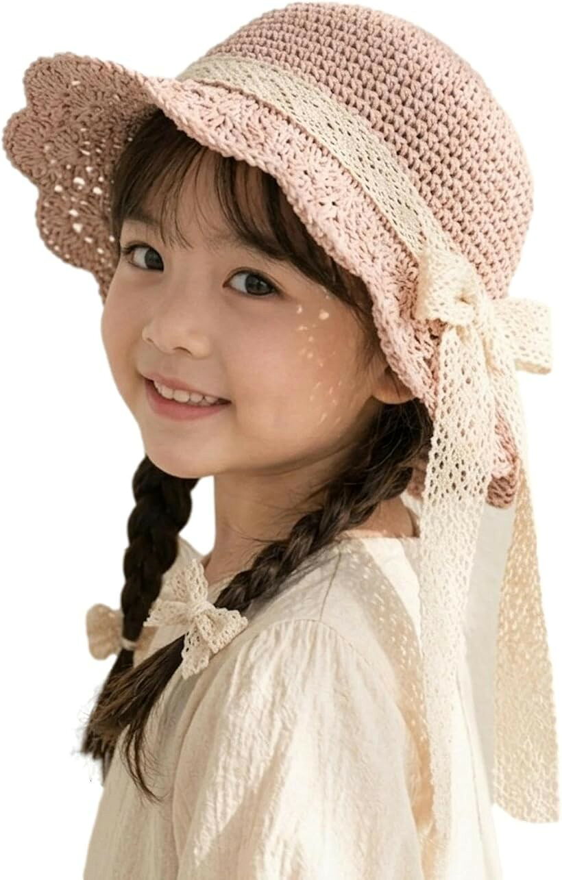 バリエーションコード : 2brpo8yhjs商品コード2brpx3r2xh商品名麦わら帽子 キッズ 女の子 ストローハット UVカット 子供 夏 レースリボン スカラップ 紫外線対策 人気 日よけ おしゃれ 可愛い 幼稚園 保育園 海ブランドReiLuanaカラーピンクサイズ等48cm～52cm「あの日、家族で過ごした夏が思い出に。」 そんな特別な一日の装いにぴったりの、可憐なストローハットが届きました。＊ 360度どこから見ても「可愛い」を追求 トレンドのスカラップカットを施したツバは、まるでひまわりのよう。繊細なレースリボンが風に揺れるたび、お子様の表情を明るく彩ります。ヘアメイクの視点からも、お顔立ちをすっきりと見せてくれるボリューム感にこだわりました。＊ ママの「欲しい」を形にした実用性 「可愛いけど、持ち運びが大変…」「すぐ風で飛ばされてしまう…」そんなお悩みを解消。しっかりとした編み込みでありながら、丸めて収納できる柔軟性を実現しました。結んだ時のリボンが、コーディネートのアクセントになります。＊ 夏のあらゆるシーンに ・海やプールでのリゾートスタイルに ・幼稚園や小学校の遠足、外遊びに ・帰省先での記念写真や発表会に ・誕生日などのギフトとしても喜ばれます「サイズ目安」 48-52 cm (2-6歳前後). ＊年齢は目安です。お子様の頭囲を実測の上、お選びください。「お顔周りを華やかに」 花びらのようなスカラップ状のツバが、お子様の可愛らしさを引き立てる「映える」デザイン。上品なレースリボンをあしらい、カジュアルからフォーマルなワンピースまで幅広く馴染みます。「徹底した紫外線対策」 編み目を細かく仕上げることで、夏の日差しからお子様のデリケートな肌をしっかりガード。広めのツバが顔だけでなく首元もカバーし、熱中症対策にも最適です。「バッグに入れて持ち運びOK」 柔らかく耐久性のある素材を使用。型崩れを気にせずくるっと丸めてバッグに収納できるので、荷物が多いママも安心。公園遊びから旅行まで、必要な時にサッと取り出せます。「風に飛ばされないレース紐」 可愛らしいレース素材のあご紐付き。風の強い日や元気に走り回るシーンでも、帽子が飛ばされる心配がありません。結び方次第でリボンのように見せられ、横顔も可愛く決まります。「選べる3カラー」 定番の「ベージュ」、ガーリーな「ピンク」、大人っぽくナチュラルな「カーキ」をご用意。※ 他ネットショップでも併売しているため、ご注文後に在庫切れとなる場合があります。予めご了承ください。※ 品薄または希少等の理由により、参考価格よりも高い価格で販売されている場合があります。ご注文の際には必ず販売価格をご確認ください。※ 沖縄県、離島または一部地域の場合、別途送料の負担をお願いする場合があります。予めご了承ください。※ お使いのモニタにより写真の色が実際の商品の色と異なる場合や、イメージに差異が生じることがあります。予めご了承ください。※ 商品の詳細（カラー・数量・サイズ 等）については、ページ内の商品説明をご確認のうえ、ご注文ください。※ モバイル版・スマホ版ページでは、お使いの端末によっては一部の情報が表示されないことがあります。すべての記載情報をご確認するには、PC版ページをご覧ください。素材構成　100% 合繊