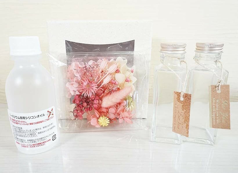 バリエーションコード : 2b4vshnkxp商品コード2b4vshwc34商品名ハーバリウム作成キット 手作り 花材 オイル 瓶 説明書付き ギフト 贈り物 ピンクブランドLAGOMカラーピンク・＊自分で作れるハーバリウム手作りキット　お花（プリザーブドフラワー）シリコンオイル粘度350　オイル量200ml　ガラスボトル2本セットになっていますので、ハーバリウムがちょうど2本作成できます。・＊ お花の種類は各カラーに合わせた組み合わせになりますが、入荷状況により画像とは異なる場合がございます。・＊お花以外のもの：ガラス瓶（ボトル）2本：サイズ縦4cmx横4cmx高さ12.4cm　シリコンオイル200ml　簡単誰でも作れる安心の説明書付きです。　＊ピンセットは付属していません。・＊花材（主にプリザーブドフラワーを使用したオイルに浮かんでも色落ちしにくい色鮮やかなお花を使用してます）・＊オイルは気圧の変化により、噴き出す可能性がありますのでご注意お願い致します。オイルの破棄方法なども説明書に記載されています。※ 他ネットショップでも併売しているため、ご注文後に在庫切れとなる場合があります。予めご了承ください。※ 品薄または希少等の理由により、参考価格よりも高い価格で販売されている場合があります。ご注文の際には必ず販売価格をご確認ください。※ 沖縄県、離島または一部地域の場合、別途送料の負担をお願いする場合があります。予めご了承ください。※ お使いのモニタにより写真の色が実際の商品の色と異なる場合や、イメージに差異が生じることがあります。予めご了承ください。※ 商品の詳細（カラー・数量・サイズ 等）については、ページ内の商品説明をご確認のうえ、ご注文ください。※ モバイル版・スマホ版ページでは、お使いの端末によっては一部の情報が表示されないことがあります。すべての記載情報をご確認するには、PC版ページをご覧ください。自分で作れるハーバリウム手作りキット。カラーバリエーションも豊富。2本作成可能で、誰もが可愛く作れるハーバリウム。自分だけのハーバリウムを作ってみてはいかがでしょうか。2本作成可能なので、自分用とプレゼント用に分けて使っても良いかも。