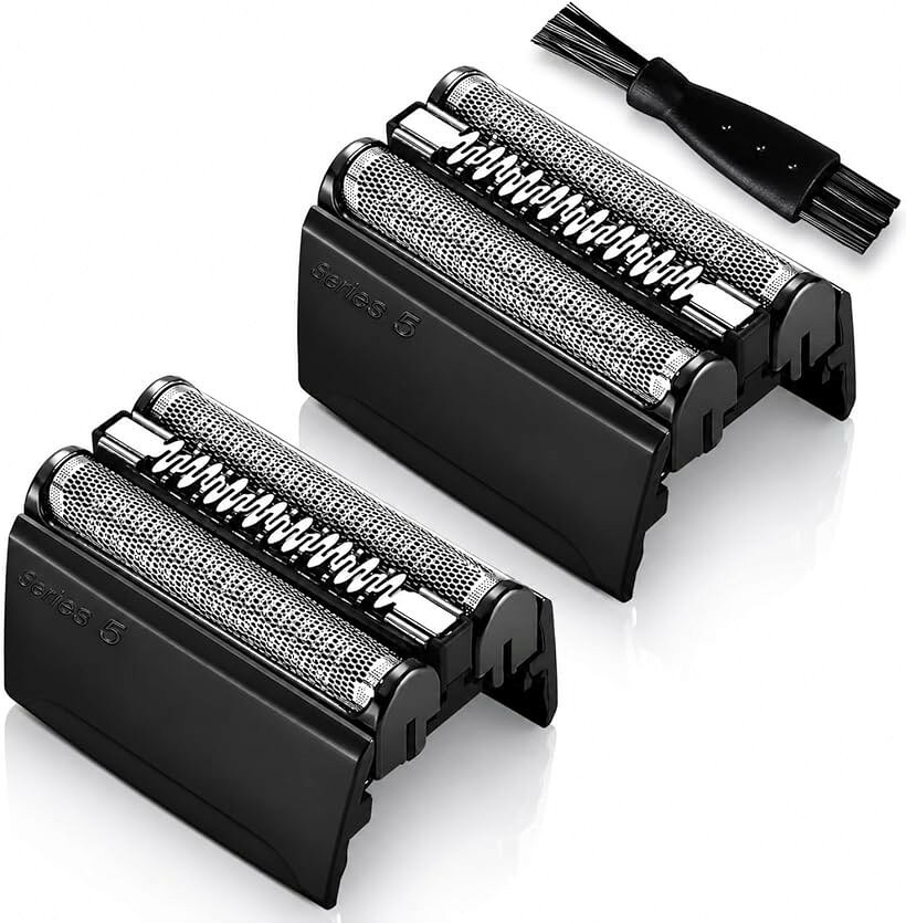 バリエーションコード : 2bkfs4rk6v商品コード2bkfs8t3cr商品名互換品剃り心地、復活ブラウン対応 シェーバー 替刃 ブラシ付きブランドEishinカラー52Bサイズ等2個「新品のような剃り心地に復活」切れ味の落ちた替刃を交換することで、スムーズで効率的なシェービングに。ヒゲをしっかり捉え、毎日の剃り心地が改善されます。「肌への負担を軽減」摩耗した刃による引っかかりやカミソリ負けを軽減。肌に優しく、快適なシェービングを実現します。「清潔で衛生的に使用可能」古い刃を使い続けると雑菌が繁殖しやすくなります。定期的な交換で常に清潔な状態を保てます。「専用ブラシ付きでお手入れ簡単」専用ブラシが付属し、細かい部分までしっかり清掃可能。刃の性能を長く維持できます。「コスパ重視の互換モデル」本製品は日常使いに最適な互換品です。交換目安は約18ヶ月。コストを抑えながら快適な使用感を求める方におすすめです。＊深剃りや高精度を求める場合は純正品を推奨します。※ 他ネットショップでも併売しているため、ご注文後に在庫切れとなる場合があります。予めご了承ください。※ 品薄または希少等の理由により、参考価格よりも高い価格で販売されている場合があります。ご注文の際には必ず販売価格をご確認ください。※ 沖縄県、離島または一部地域の場合、別途送料の負担をお願いする場合があります。予めご了承ください。※ お使いのモニタにより写真の色が実際の商品の色と異なる場合や、イメージに差異が生じることがあります。予めご了承ください。※ 商品の詳細（カラー・数量・サイズ 等）については、ページ内の商品説明をご確認のうえ、ご注文ください。※ モバイル版・スマホ版ページでは、お使いの端末によっては一部の情報が表示されないことがあります。すべての記載情報をご確認するには、PC版ページをご覧ください。毎日のシェービングを、もっと快適に。EishinのBRAUN Series5対応替刃（52B 52S互換）は、コストを抑えながら快適な剃り心地を実現する日常使用向けの交換用ヘッドです。切れ味が落ちた替刃を交換することで、ヒゲをしっかり捉え、新品のようなスムーズな剃り心地に。さらに、摩耗した刃による肌への負担を軽減し、カミソリ負けを防ぎます。また、清潔面でも大きなメリットがあり、古い刃に蓄積された汚れや雑菌をリセット。常に衛生的な状態で使用できます。付属の専用ブラシ（2種類）により、細かい部分までしっかりメンテナンスが可能。替刃の性能を長く保ちます。本製品は互換品のため、日常使いに適したコストパフォーマンス重視モデルです。交換目安は約18ヶ月。対応機種も豊富で、Series5の幅広いモデルに対応しています。5020， 5020s， 5030， 5030s， 5040， 5040s，5140s， 5147s， 5050， 5050cc， 5070， 5070cc， 5090， 5090cc5748， 5749， 5768， 5769， 5140s， 5145s， 5147s， 5160s5190cc， 5195cc， 5197ccなど