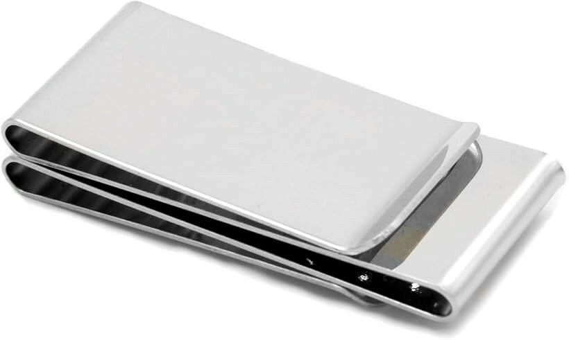 バリエーションコード : 2b8sguw85o商品コード2b8sg98ncc商品名マネークリップ カードクリップ 3面 ダブルサイド ダブルクリップ カード入れ 財布 カードケース カードホルダーブランドXPデザインカラーシルバー3つ折りのステンレス製マネークリップ。表面、裏面、中面に紙幣やカード類を券種や種別ごとに仕分け可能。一枚でもしっかり、三つ折りにしたお札やカードを無理なく挟める使い易いコンパクトなカードクリップです。お札やキャッシュカード、ICカードやクレジットカード、免許証や定期券など、貴重品をスマートに整理してすぐに取り出せる高い利便性。コンパクトサイズで胸ポケットにもすっぽり収まりスマートな使い心地。アルミ素材で耐久性に優れ、薄型軽量だから持ち運びもスマートでスタイリッシュ。丁寧に研磨されたソリッドカラーでカジュアルからフォーマルまでTPOも幅広く、シチュエーションを選ばず活用範囲は拡がります。「サイズ/約/mm」 長55x幅23x厚12「重量/約」36g/個 「材質」0.8mmステンレス鋼（鏡面仕上げ）＊クリップ各面幅3.5mm/紙幣(2折)30枚、(3折)20枚、クレジットカード5枚程度＊画像は現物に近づけるよう努めておりますが、撮影時の光線やモニタ環境等により色合いや濃淡に差異がある場合がありますので予めご了承ください。※ 他ネットショップでも併売しているため、ご注文後に在庫切れとなる場合があります。予めご了承ください。※ 品薄または希少等の理由により、参考価格よりも高い価格で販売されている場合があります。ご注文の際には必ず販売価格をご確認ください。※ 沖縄県、離島または一部地域の場合、別途送料の負担をお願いする場合があります。予めご了承ください。※ お使いのモニタにより写真の色が実際の商品の色と異なる場合や、イメージに差異が生じることがあります。予めご了承ください。※ 商品の詳細（カラー・数量・サイズ 等）については、ページ内の商品説明をご確認のうえ、ご注文ください。※ モバイル版・スマホ版ページでは、お使いの端末によっては一部の情報が表示されないことがあります。すべての記載情報をご確認するには、PC版ページをご覧ください。＊本品は、エクスペリエンスデザイン/XPデザイン 商標登録第5891780号 のオリジナルJANコード登録商品です。取扱い商品には、独自の仕様改良（構成部品・形状変更・タイトル）が含まれております。