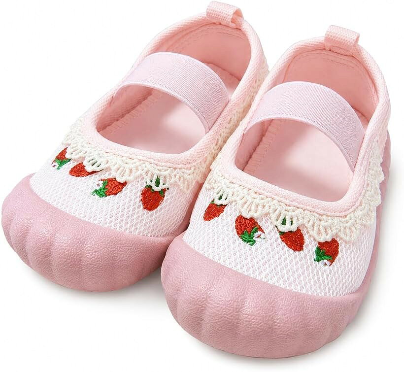 バリエーションコード : 2bk8ii1uxu商品コード2bkyd0d92p商品名上履き 女の子 ラメメッシュ いちご刺繍 室内履き 厚底風 ピンクブランドSunny ＆ Sunnyカラーラメピンクサイズ等13.5 cm女の子向けの上履きタイプのシューズで、ギンガムチェックといちご刺繍、レースを組み合わせたやさしいデザインです上履きとして使いやすい布素材のアッパーを採用し、軽量で扱いやすい仕様になっています室内での使用を想定した設計で、園や学校、おうち時間など幅広いシーンに対応します甲部分はゴムバンド仕様のため、脱ぎ履きがしやすく、日常使いしやすい構造ですシンプルな形状で、動きやすさと見た目の可愛らしさのバランスを意識していますナチュラル系・韓国風・ガーリーなファッションとも相性がよく、制服や私服にも合わせやすいデザインですサイズ展開は小さなお子さまから対応し、最大20cmまで選べるため成長に合わせて使いやすくなっています春・秋を中心に使いやすく、室内履きとしては通年使用もしやすい仕様です園生活や学校生活の上履きとしてはもちろん、写真撮影やイベント時の使用にも取り入れやすい一足です実用性と可愛らしさを兼ね備え、入園準備や買い替え用としても選ばれやすい上履きです※ 他ネットショップでも併売しているため、ご注文後に在庫切れとなる場合があります。予めご了承ください。※ 品薄または希少等の理由により、参考価格よりも高い価格で販売されている場合があります。ご注文の際には必ず販売価格をご確認ください。※ 沖縄県、離島または一部地域の場合、別途送料の負担をお願いする場合があります。予めご了承ください。※ お使いのモニタにより写真の色が実際の商品の色と異なる場合や、イメージに差異が生じることがあります。予めご了承ください。※ 商品の詳細（カラー・数量・サイズ 等）については、ページ内の商品説明をご確認のうえ、ご注文ください。※ モバイル版・スマホ版ページでは、お使いの端末によっては一部の情報が表示されないことがあります。すべての記載情報をご確認するには、PC版ページをご覧ください。やさしい色合いのギンガムチェックに、いちご刺繍とレースをあしらった、女の子向け上履きタイプのシューズです。ナチュラルで可愛らしいデザインは、園用・学校用としてはもちろん、おうち時間や写真撮影にもなじみやすく、幅広いシーンで活躍します。アッパーには布素材を使用し、軽やかでやわらかな履き心地を意識した設計。上履きとして使いやすいシンプルな構造で、日常使いしやすい一足に仕上げました。甲部分はゴム仕様のため、脱ぎ履きがしやすく、歩いたり動いたりしても安定感を持たせやすいのが特長です。園や学校での使用を想定しつつ、見た目の可愛さにもこだわりました。サイズは小さなお子さまから成長後まで対応し、最大20cmまで展開。春・秋を中心に使いやすく、室内履きとしては季節を問わず取り入れやすい、実用性とデザイン性を兼ね備えた上履きです。ソール素材　エチレン酢酸ビニル