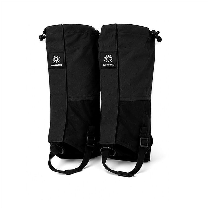 バリエーションコード : 2bkfrvopp8商品コード2bkfk4kpvu商品名登山用ゲイター ロング スパッツ レッグカバー 防水 撥水 メンズ 登山 山登り 泥除けブランドRIZESカラーブラック「プロテクション設計」ポリエステル素材を採用した男女兼用の登山用ゲイターです。高さ約40cmのロング設計で足元を保護します。岩場などのアウトドアシーンにおいて、足首周りを物理的な接触からガードし、衣類の摩耗を軽減する構造です。「撥水・防汚機能」生地自体に撥水加工を施し、登山中の雨や泥跳ねを軽減します。ネイビーやブラックのカラー展開で、汚れが目立ちにくいのも特徴です。水分の付着を抑え、ズボンの裾が濡れる不快感を物理的な遮断により防ぎます。「防砂・異物侵入防止」靴との隙間を埋めるレッグカバーとして、砂や小石を徹底的に防ぐ防砂設計です。プラスチック製フックを靴紐に固定してズレを抑制します。「軽量・コンパクト設計」成人用で1足約165gの軽量なゲーターです。折りたたみ可能なため、不使用時はコンパクトに持ち運びができます。パッキングの負担にならず、装備を最小限にしたい環境や急な天候変化への備えとして適した仕様です。「面ファスナー式フィッティング」着脱が容易な面ファスナー式で、手袋越しでもスムーズに調整できます。ふくらはぎ周囲は約43cmで、上部のコードによりフィット感を調節可能です。幅広い体型や靴の形状に対応するアウトドア仕様です。※ 他ネットショップでも併売しているため、ご注文後に在庫切れとなる場合があります。予めご了承ください。※ 品薄または希少等の理由により、参考価格よりも高い価格で販売されている場合があります。ご注文の際には必ず販売価格をご確認ください。※ 沖縄県、離島または一部地域の場合、別途送料の負担をお願いする場合があります。予めご了承ください。※ お使いのモニタにより写真の色が実際の商品の色と異なる場合や、イメージに差異が生じることがあります。予めご了承ください。※ 商品の詳細（カラー・数量・サイズ 等）については、ページ内の商品説明をご確認のうえ、ご注文ください。※ モバイル版・スマホ版ページでは、お使いの端末によっては一部の情報が表示されないことがあります。すべての記載情報をご確認するには、PC版ページをご覧ください。