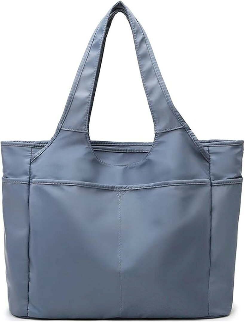 バリエーションコード : 2b94ldxfnt商品コード2b94lknjlg商品名トートバッグ レディース 大きめ a4ナイロン 大容量 軽量 ポケット多い トート ファスナー付き 横 マザーズバッグ 無地 カバン 通勤バッグブランドナナワールドカラーブルーサイズ等30cm x 42cm x 18cm「11個の魔法ポケットで整理整頓」 外側・内側合わせて合計11箇所のポケットを搭載。スマホ、鍵、エコバッグ、哺乳瓶や傘など、散らかりがちな小物も定位置にスッキリ。バッグの中で物が迷子になるストレスから解放されます。「A4書類・PCも余裕の大容量」 約18cmの広々としたマチ設計で、A4サイズの書類やノートPC、ポーチ、お弁当箱まで丸ごと収納。開口部が大きく開くので、底に入れた荷物も一目瞭然で出し入れがスムーズです。「雨の日も安心の撥水ナイロン」 丈夫で汚れに強い高密度ナイロン素材を採用。さらに撥水加工を施しているため、急な雨や飲みこぼしもサッと拭き取れます。軽量設計なので、荷物が多い日でも肩への負担を最小限に抑えます。「オンオフ使える洗練された「くすみカラー」」 落ち着いたトーンの全6色展開。ビジネスシーンでのスーツスタイルから、カジュアルなマザーズバッグとしてまで、オールシーズンどんな服装にもおしゃれに馴染みます。「タフに使える安心の耐久性」 毎日ガシガシ使えるよう、負担のかかる部分は丈夫に縫製。通勤・通学、旅行、ジム通い、育児など、ハードな日常使いをサポートする頼れるパートナーです。※ 他ネットショップでも併売しているため、ご注文後に在庫切れとなる場合があります。予めご了承ください。※ 品薄または希少等の理由により、参考価格よりも高い価格で販売されている場合があります。ご注文の際には必ず販売価格をご確認ください。※ 沖縄県、離島または一部地域の場合、別途送料の負担をお願いする場合があります。予めご了承ください。※ お使いのモニタにより写真の色が実際の商品の色と異なる場合や、イメージに差異が生じることがあります。予めご了承ください。※ 商品の詳細（カラー・数量・サイズ 等）については、ページ内の商品説明をご確認のうえ、ご注文ください。※ モバイル版・スマホ版ページでは、お使いの端末によっては一部の情報が表示されないことがあります。すべての記載情報をご確認するには、PC版ページをご覧ください。「商品仕様」 ＊サイズ：約30cm x 42cm x 18cm ＊素材：高密度撥水ナイロン ＊ポケット数：11箇所 ＊カラー：くすみカラー全6色 ＊用途：ビジネス、マザーズバッグ、通勤・通学、旅行、一泊二日